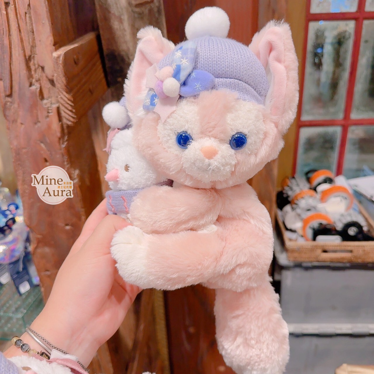 冬日暖洋洋 達菲 Duffy 與好友 玲娜貝兒 LinaBell 側姿 絨毛娃娃玩偶設計 斜背 小包 -香港迪士尼樂園