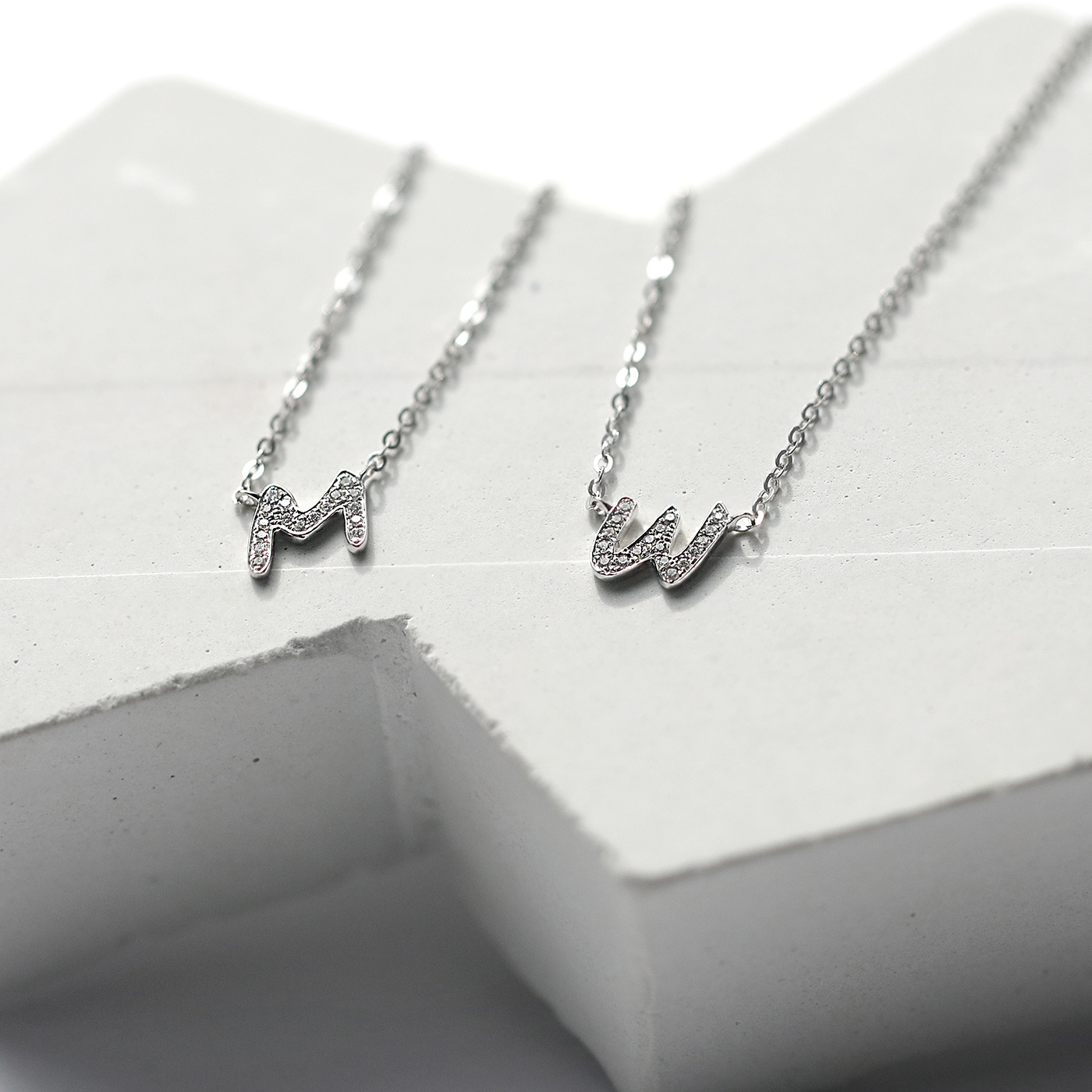 Alphabet  — 字母鑽石項鍊 (草寫)