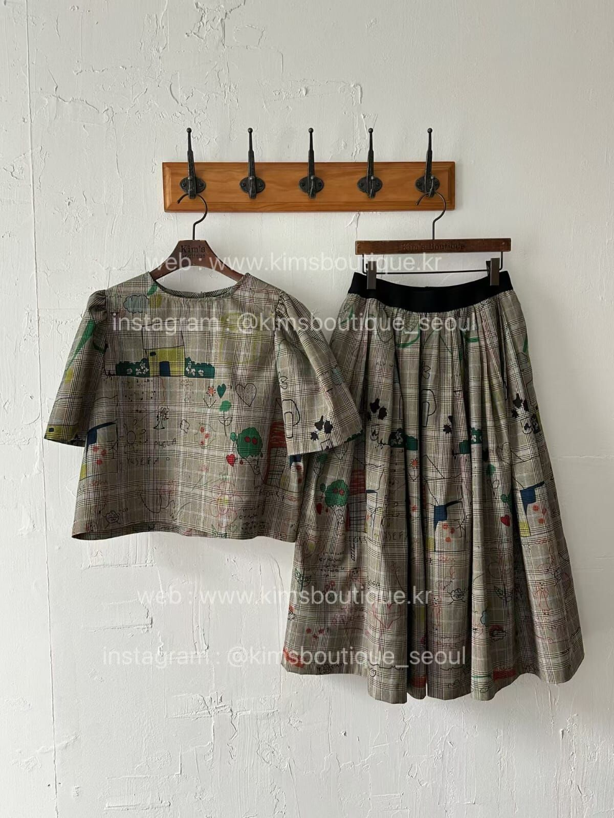 KM5217 格紋塗鴉印花短版上衣