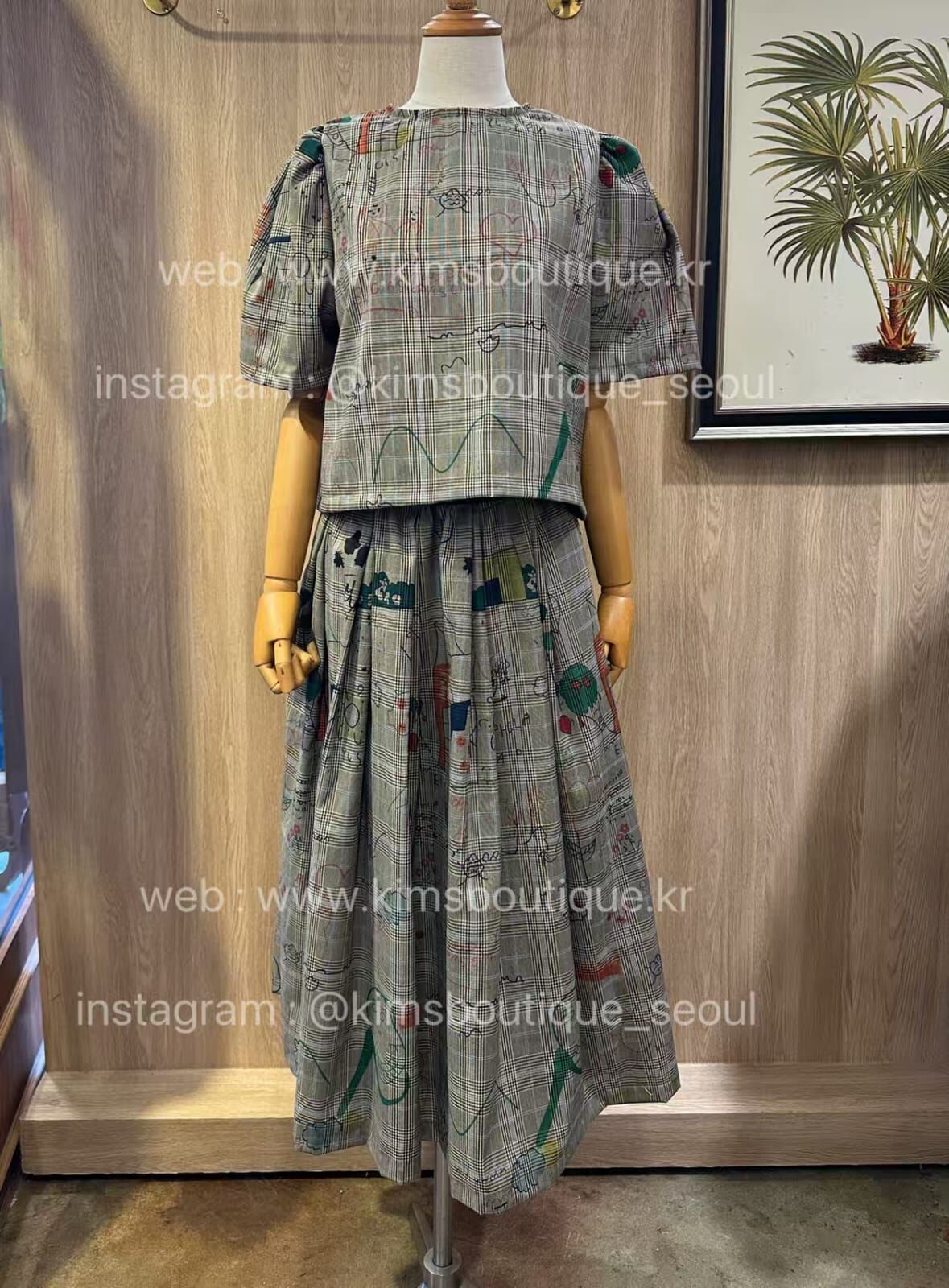 KM5217 格紋塗鴉印花短版上衣