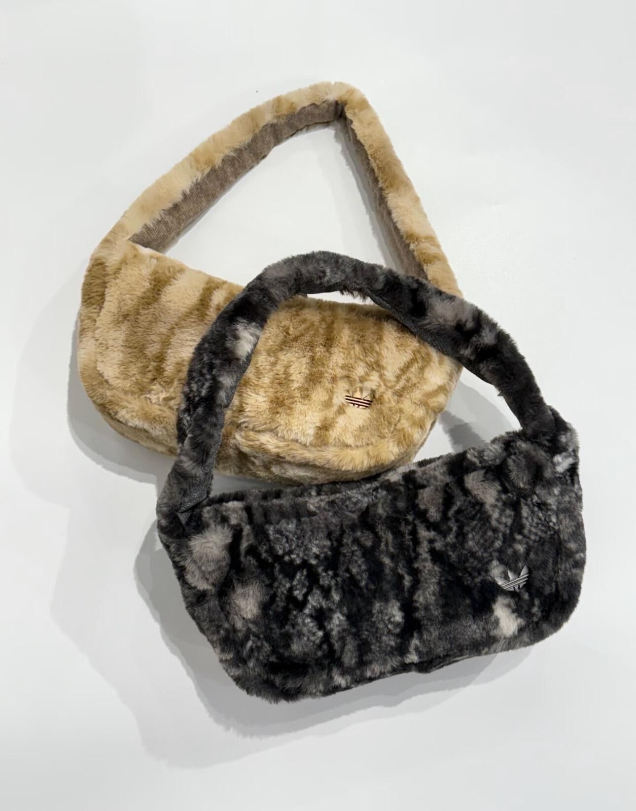 【預購】Adidas Originals 毛毛 三葉草 鐵牌 肩背包 JY2569 JY2625