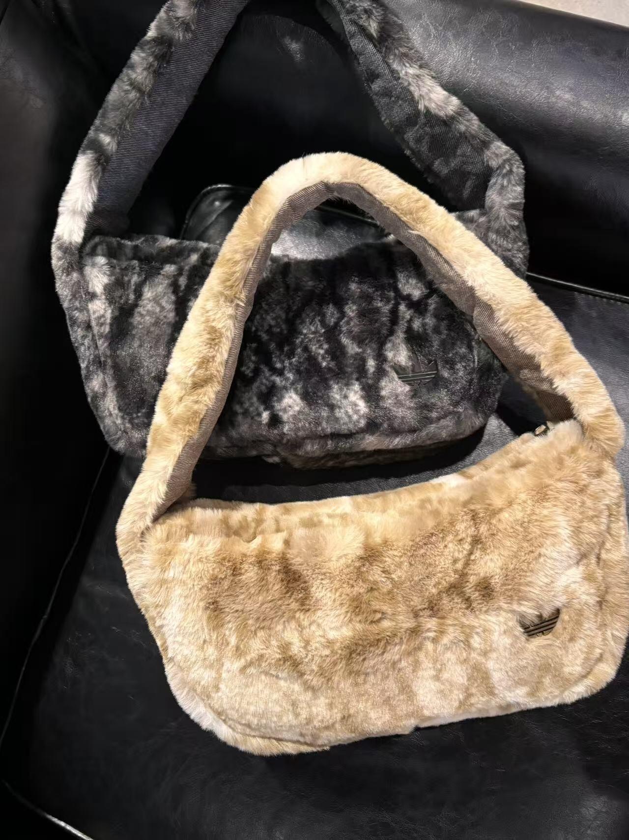 【預購】Adidas Originals 毛毛 三葉草 鐵牌 肩背包 JY2569 JY2625