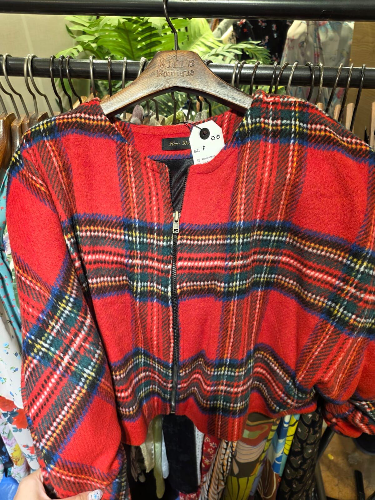 KM5242 紅色格紋短版拉錬外套