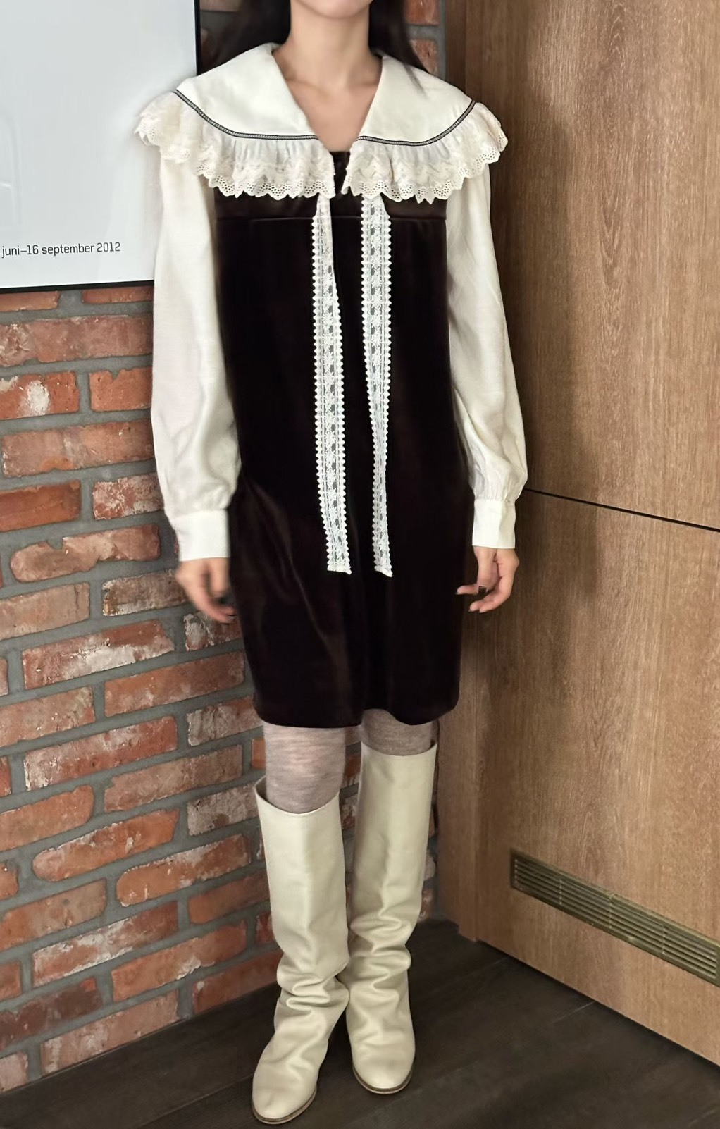 蕾絲披領拚絨布洋裝