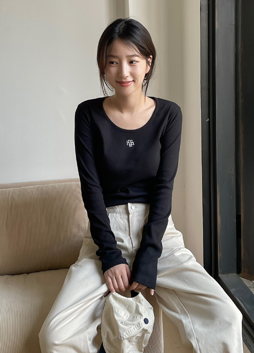 韓國🇰🇷連線 Muah Muah 刺繡壓紋基本款長袖T恤 刺繡 打底 內搭 T恤 長袖 7色 (任買兩件711免運)/預購