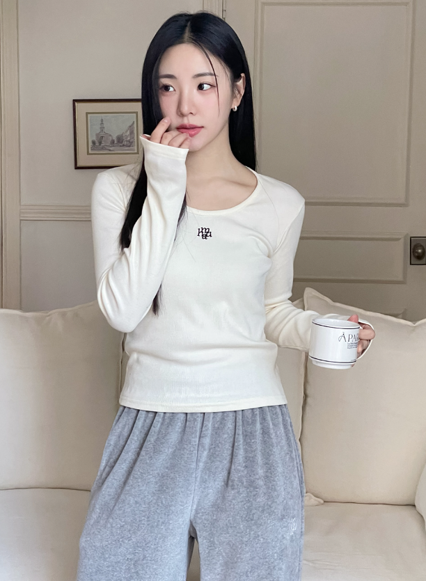 韓國🇰🇷連線 Muah Muah 刺繡壓紋基本款長袖T恤 刺繡 打底 內搭 T恤 長袖 7色 (任買兩件711免運)/預購