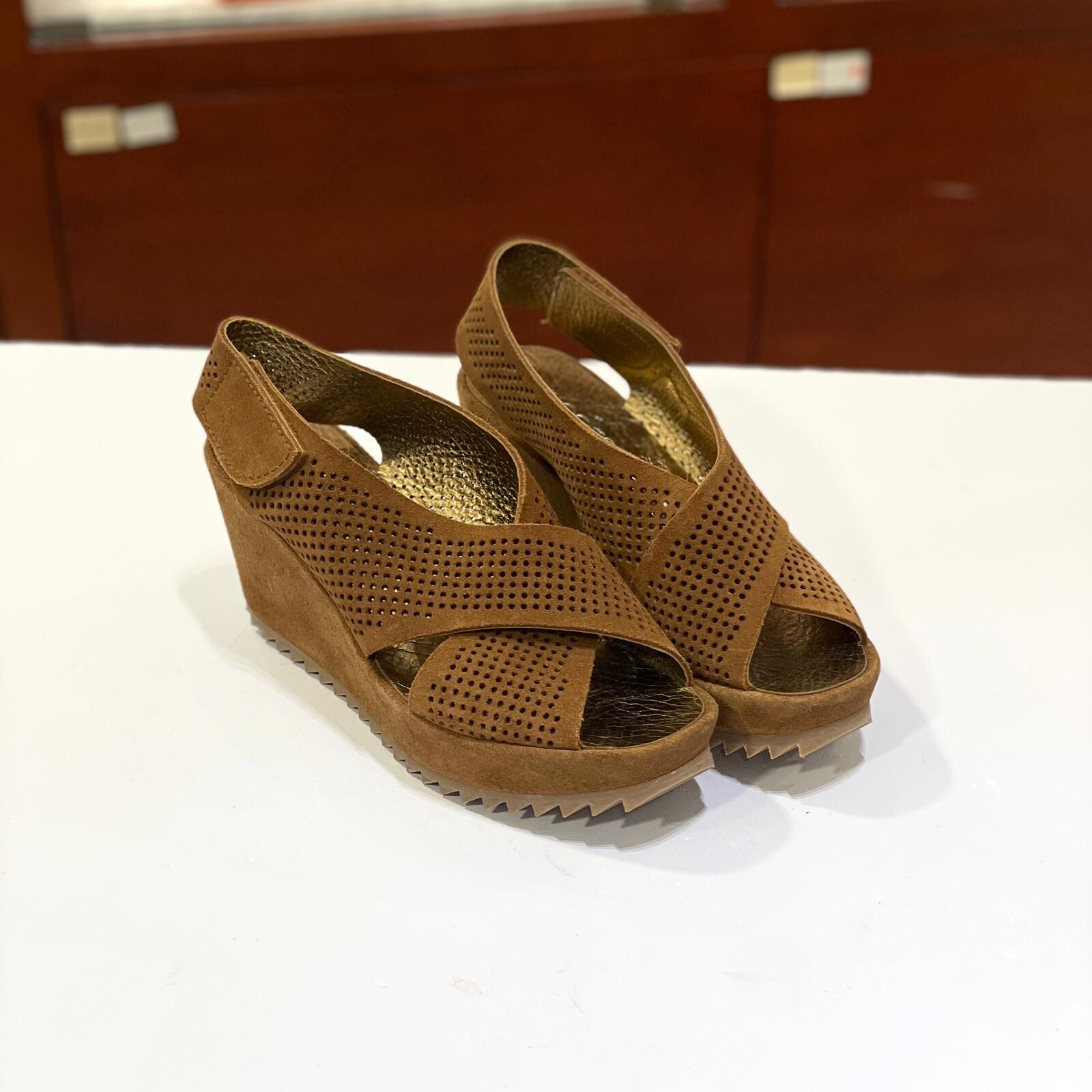 只有35碼~全球最抵!!! 全新PEDRO GARCIA FRIGG 坡跟涼鞋 , 啡色通花麂皮,交叉綁帶 #香榭站正品