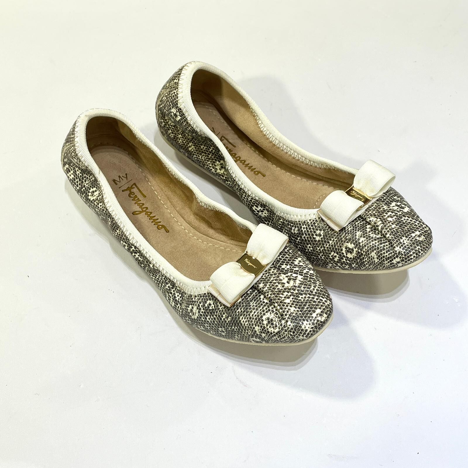 只有35碼~全球最抵!!! 全新FERRAGAMO FLAT SHOES, 黑白蛇皮配白色蝴蝶結  菲拉格慕,芭蕾舞鞋#折疊娃娃鞋 #香榭站正品