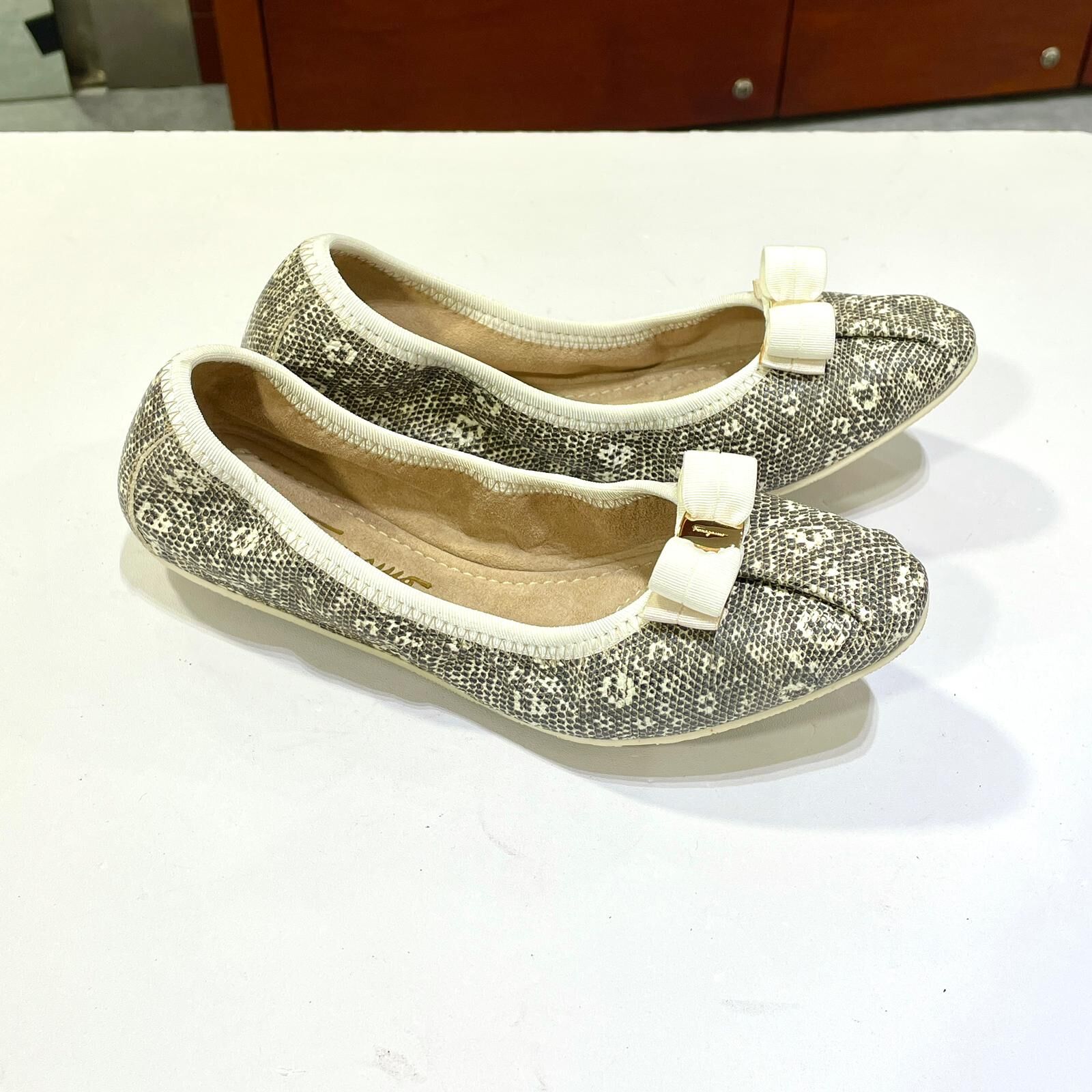 只有35碼~全球最抵!!! 全新FERRAGAMO FLAT SHOES, 黑白蛇皮配白色蝴蝶結  菲拉格慕,芭蕾舞鞋#折疊娃娃鞋 #香榭站正品