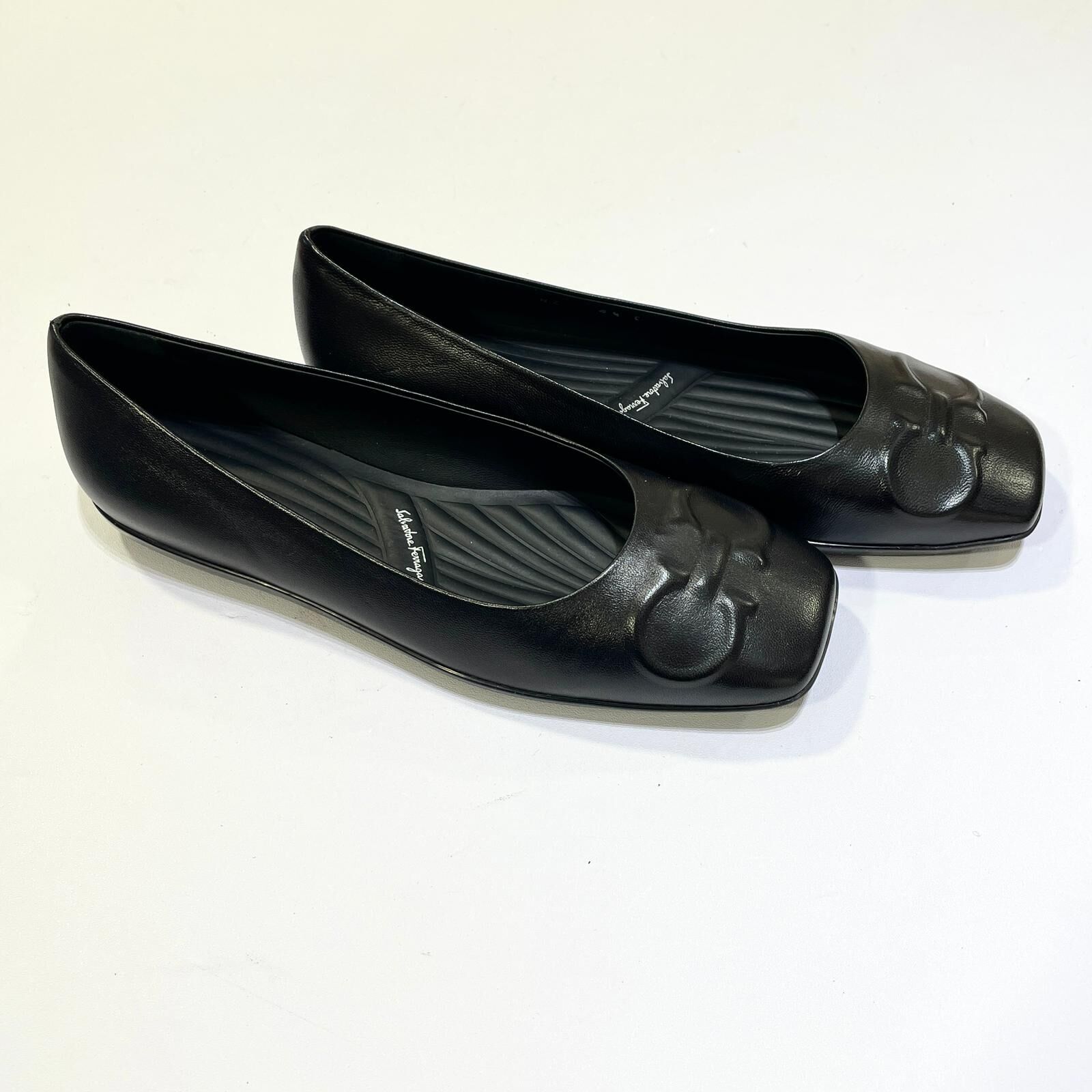 只有35碼~全球最抵!!! 全新FERRAGAMO FLAT SHOES , Gancini 黑色小牛皮方頭, 菲拉格慕,芭蕾平底鞋 #香榭站正品