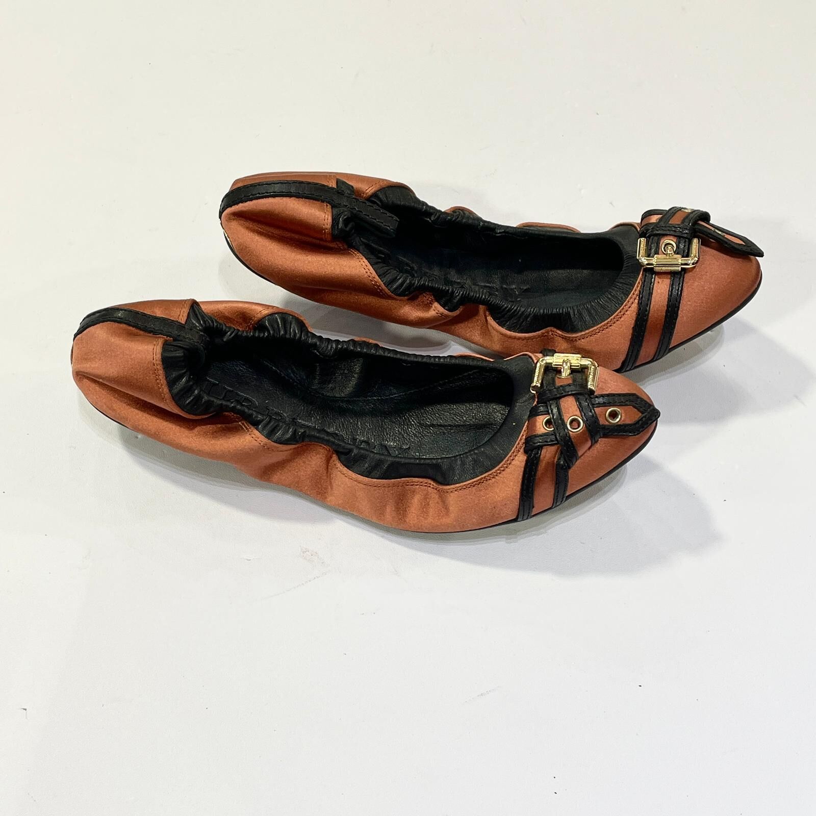 只有35碼~全球最抵!!! 全新BURBERRY FLAT SHOES , 鐵繡紅緞面配金色搭扣 #巴寶利芭蕾舞鞋 #香榭站正品