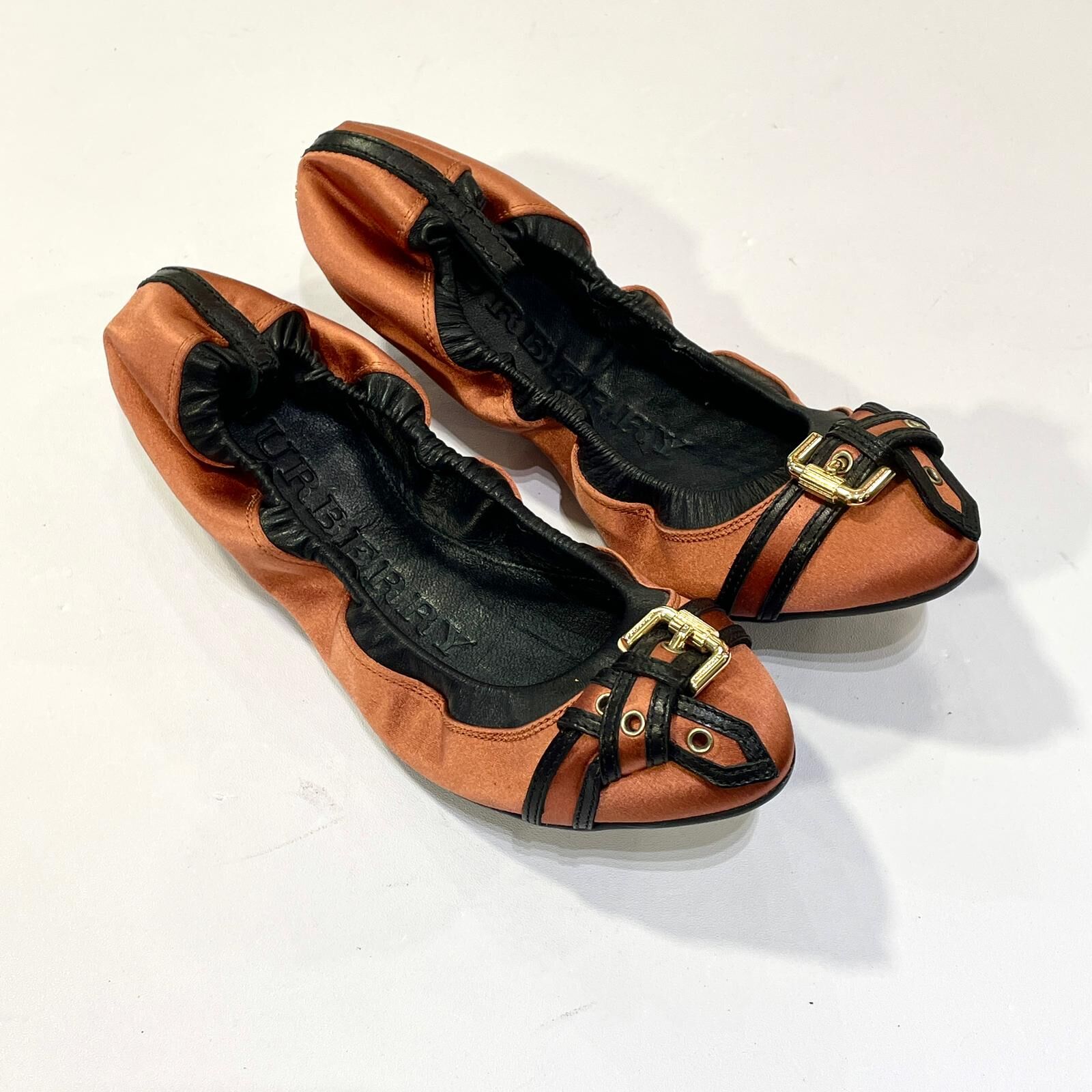 只有35碼~全球最抵!!! 全新BURBERRY FLAT SHOES , 鐵繡紅緞面配金色搭扣 #巴寶利芭蕾舞鞋 #香榭站正品