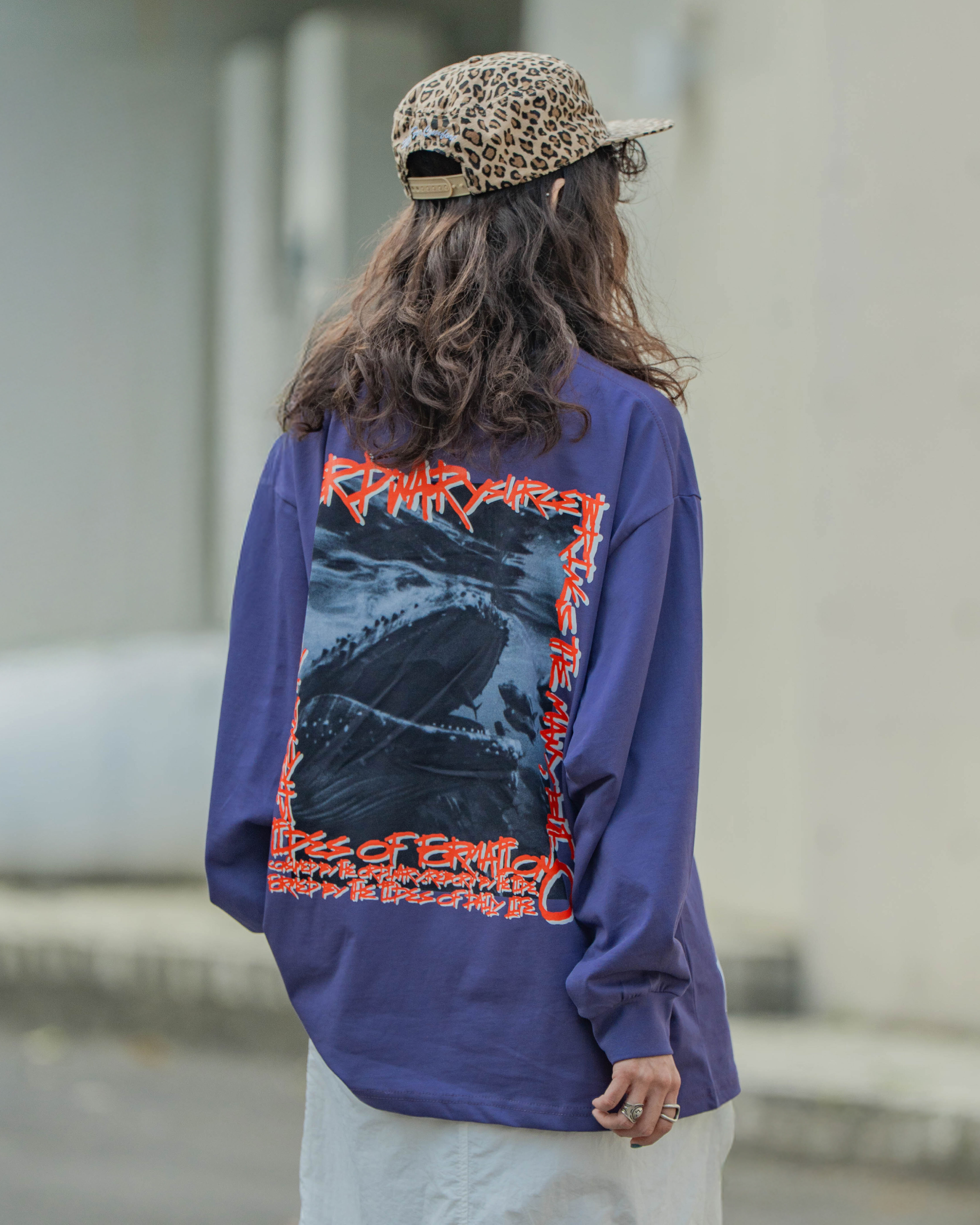 Ordinary 草寫鯨魚照片Tee