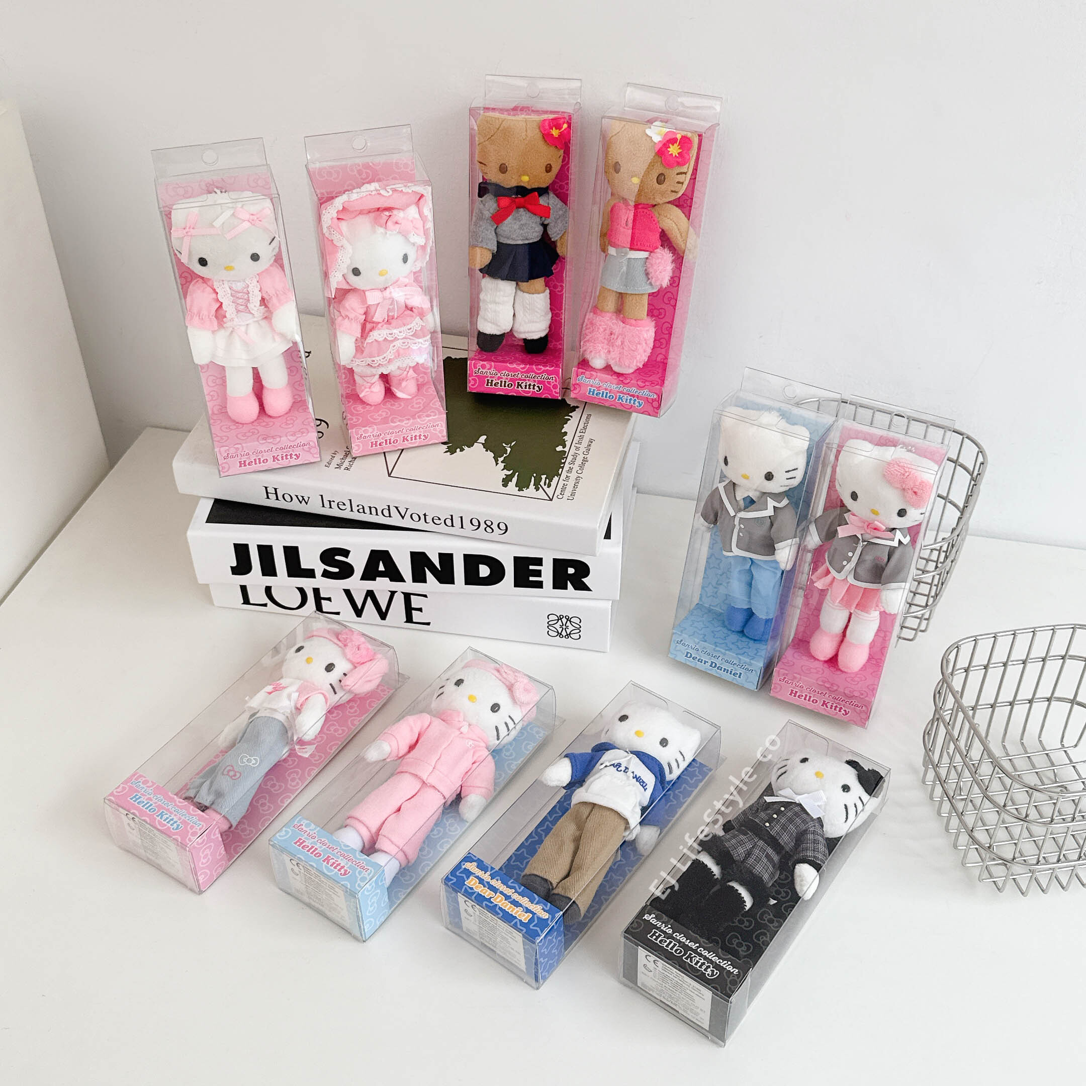 🇯🇵 SANRIO 三麗鷗家族 HELLO KITTY 長腿衣櫃系列 烤焦KITTY 學生 吊飾 鑰匙圈 / 現貨