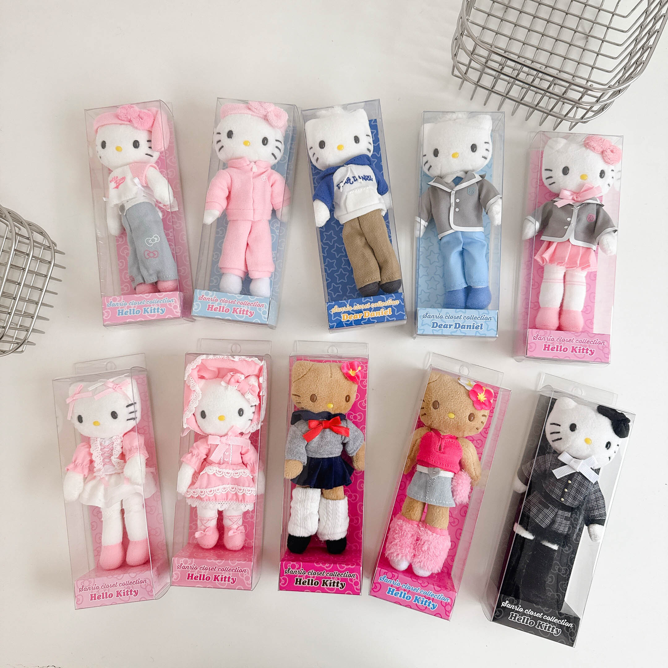 🇯🇵 SANRIO 三麗鷗家族 HELLO KITTY 長腿衣櫃系列 烤焦KITTY 學生 吊飾 鑰匙圈 / 現貨