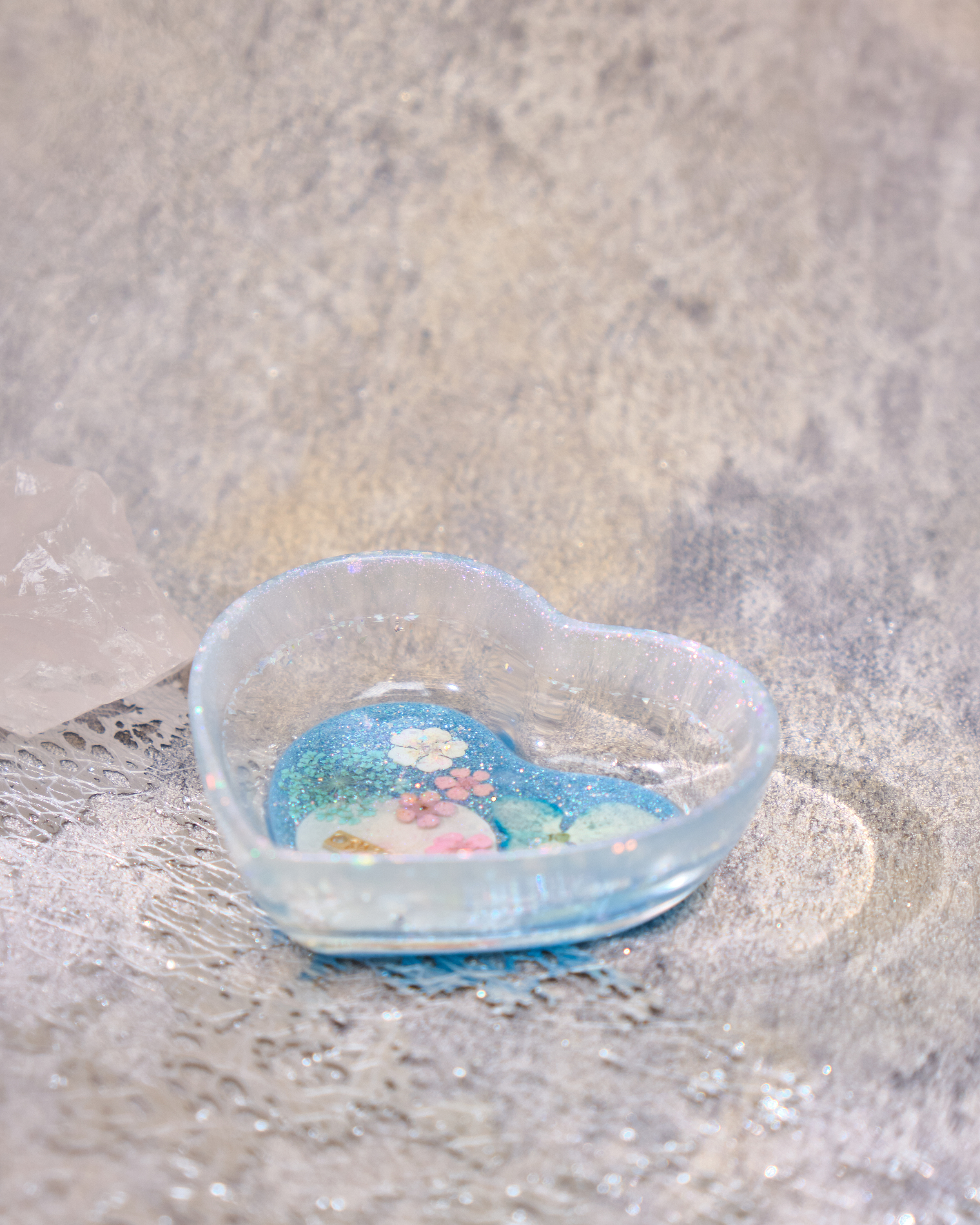 12938 Ocean Whisper Scalloped Resin Heart Plate