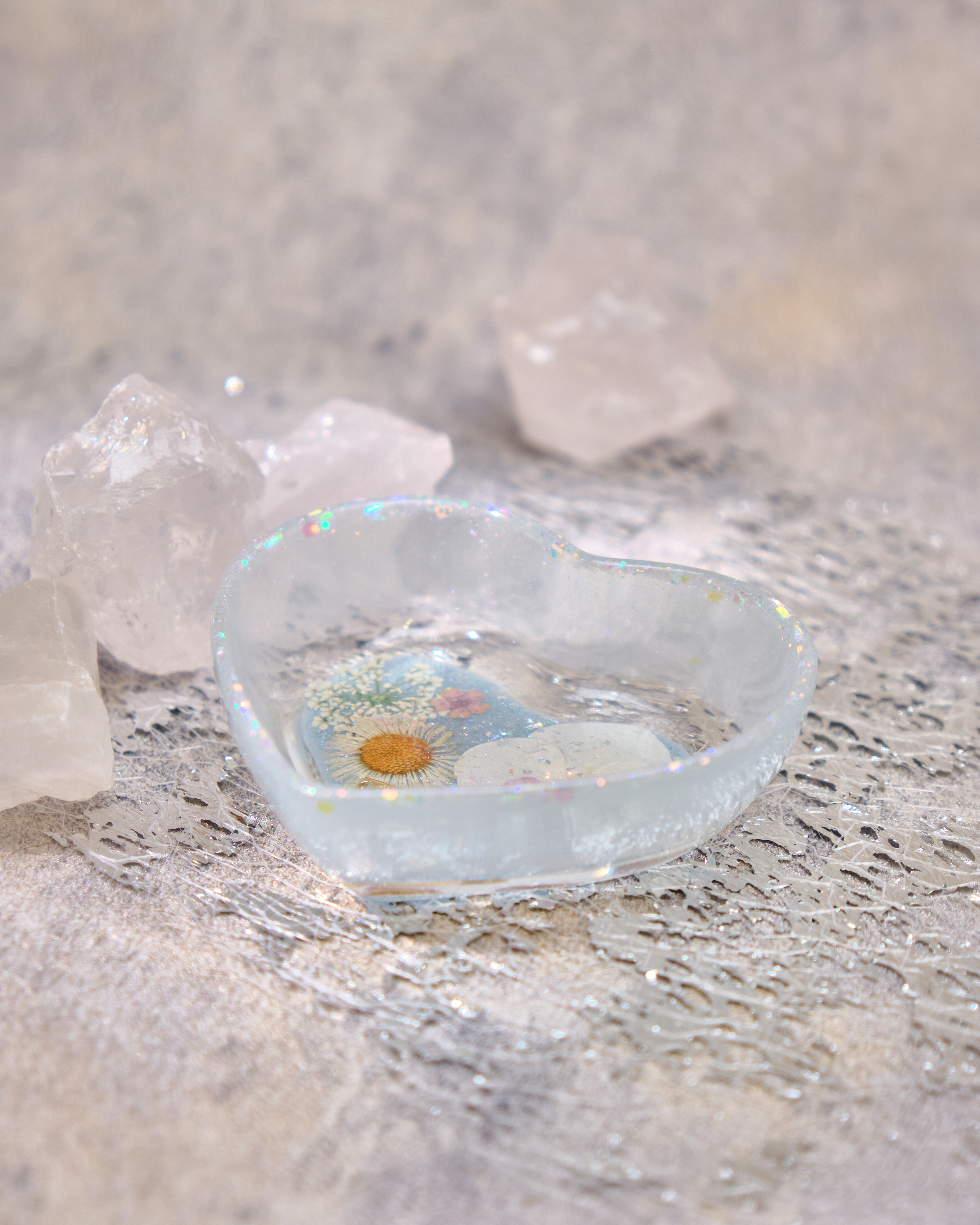 12937 Ocean Whisper Scalloped Resin Heart Plate