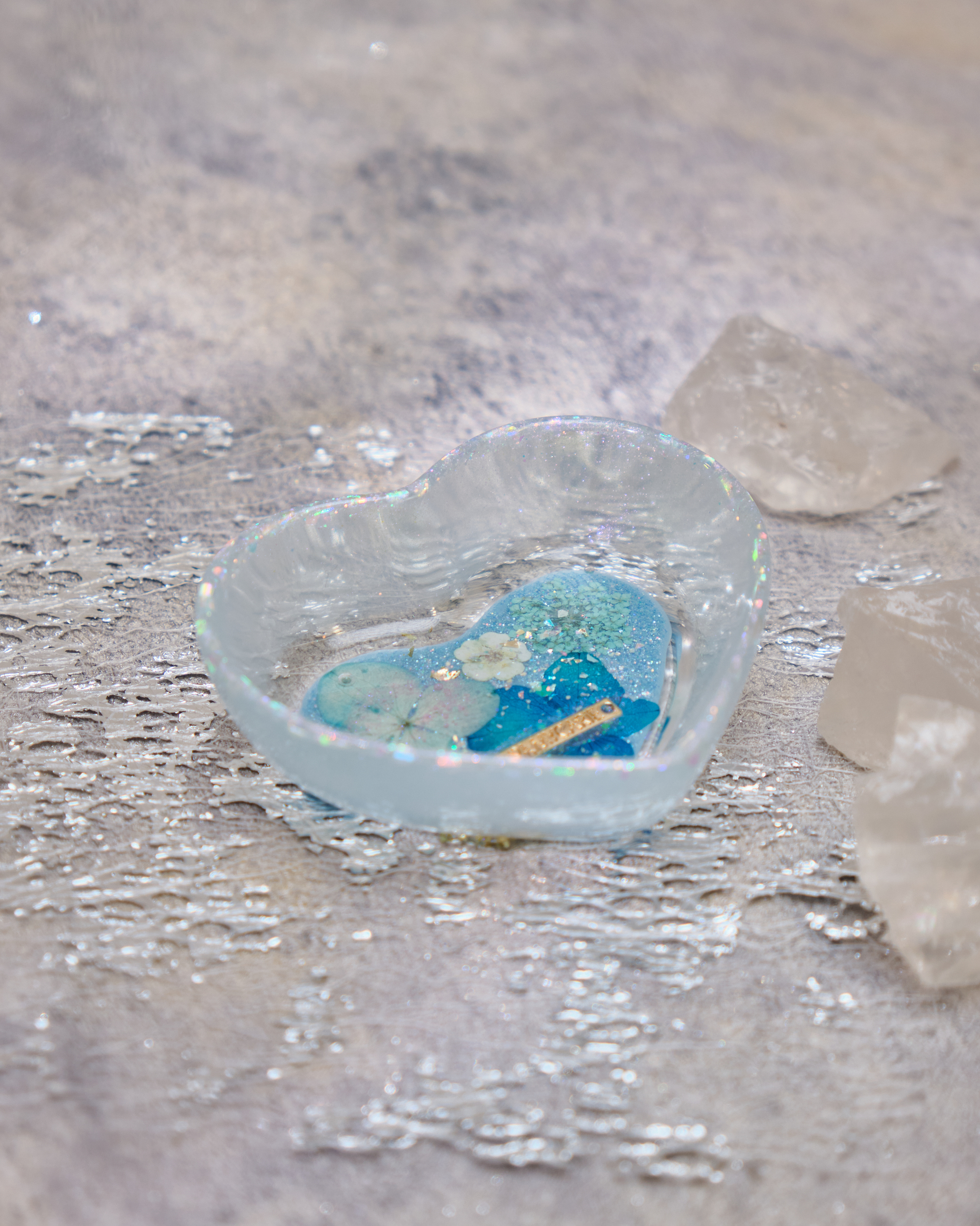 12936 Ocean Whisper Scalloped Resin Heart Plate