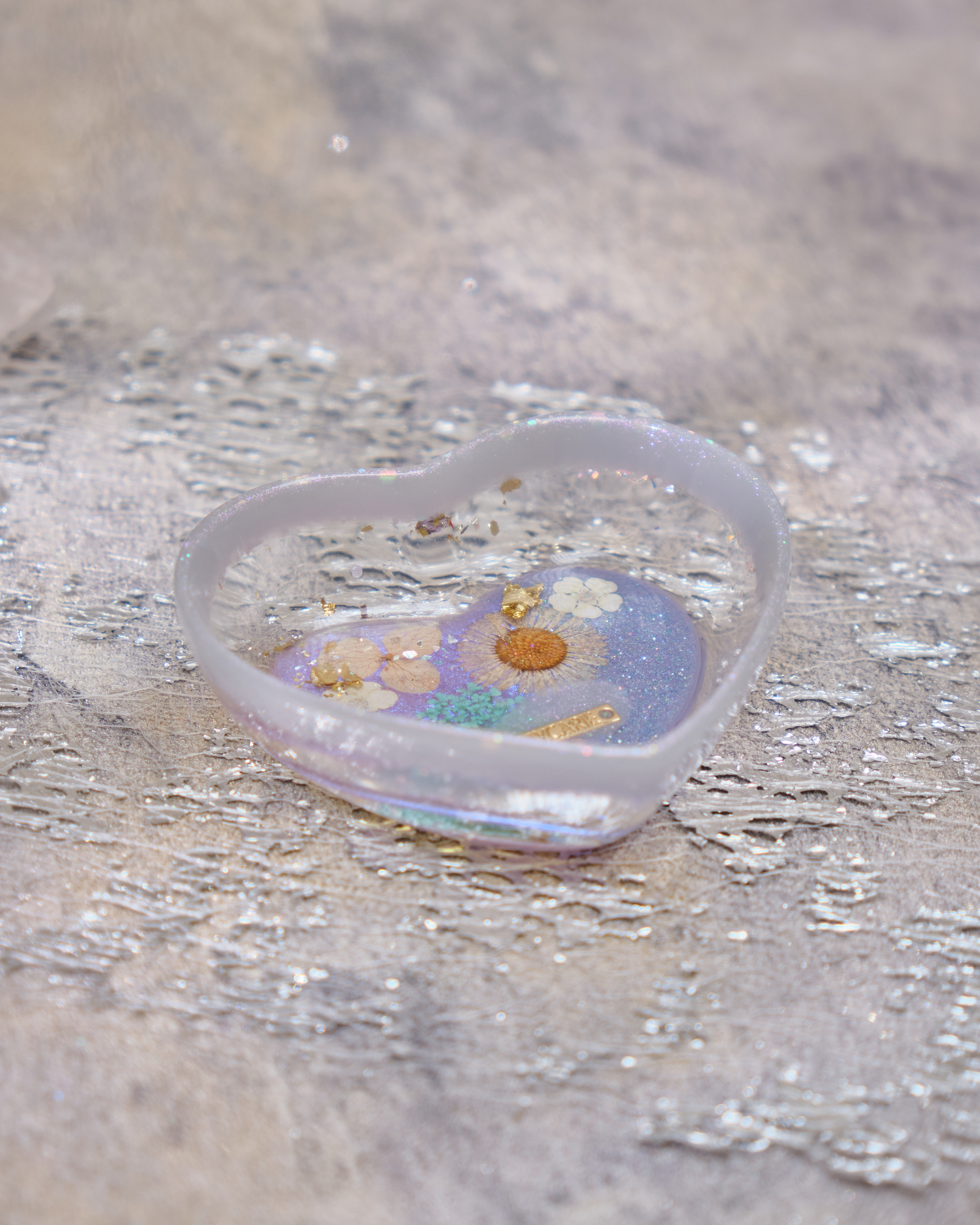 12935 Ocean Whisper Scalloped Resin Heart Plate