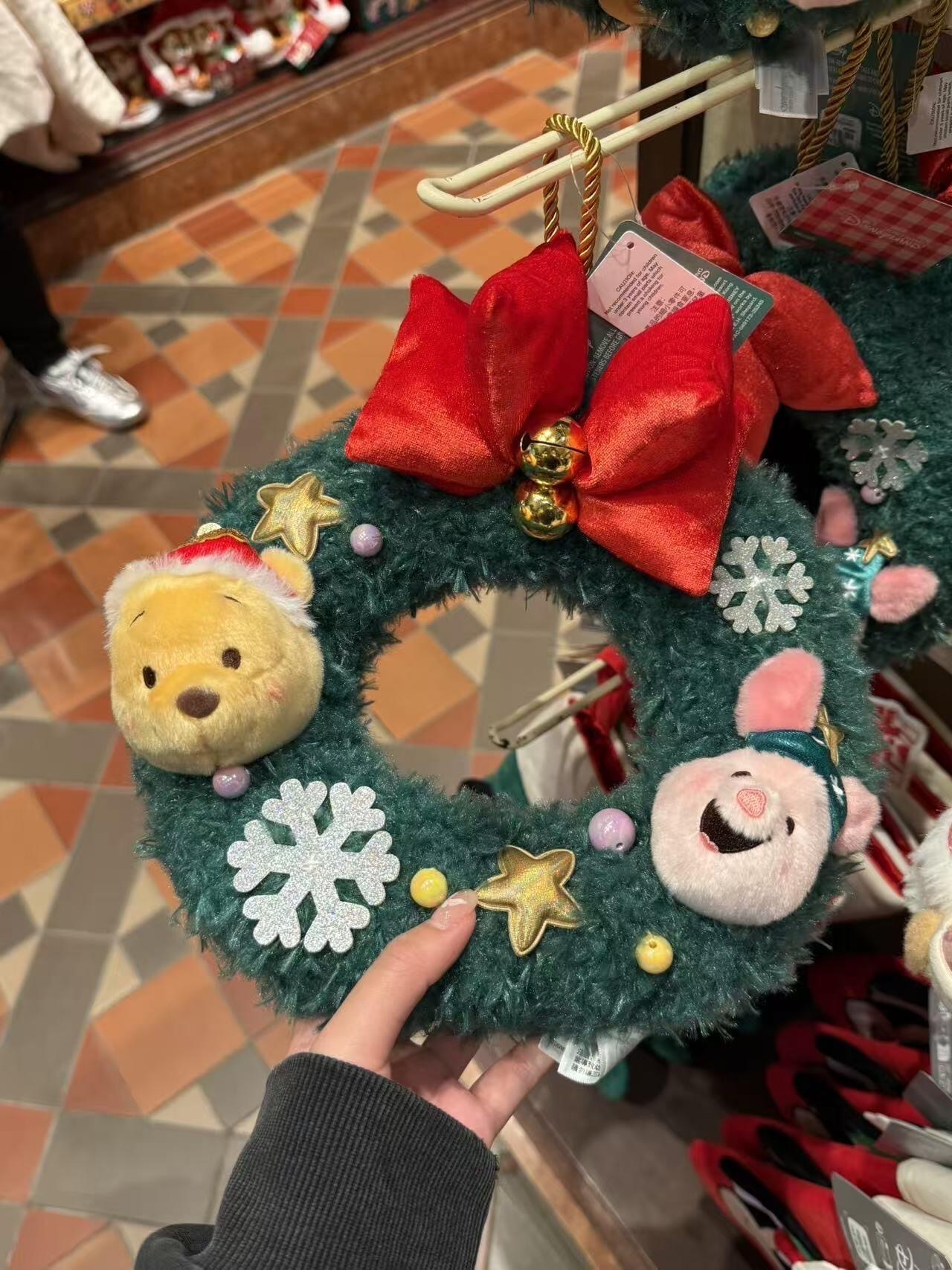 【預購】香港迪士尼 Disney 2025 聖誕限定 聖誕花圈 經典配色 花環 小熊維尼 小豬