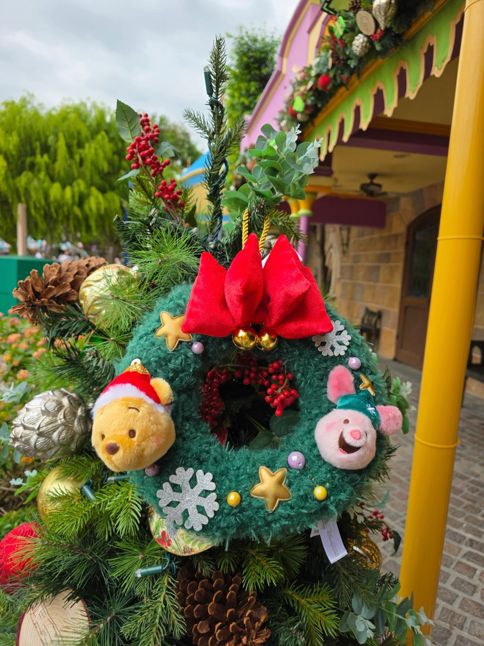 【預購】香港迪士尼 Disney 2025 聖誕限定 聖誕花圈 經典配色 花環 小熊維尼 小豬