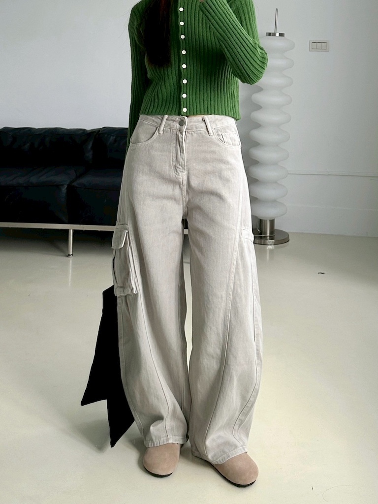 來一件衣櫃裡沒有的小工裝牛仔彎刀褲