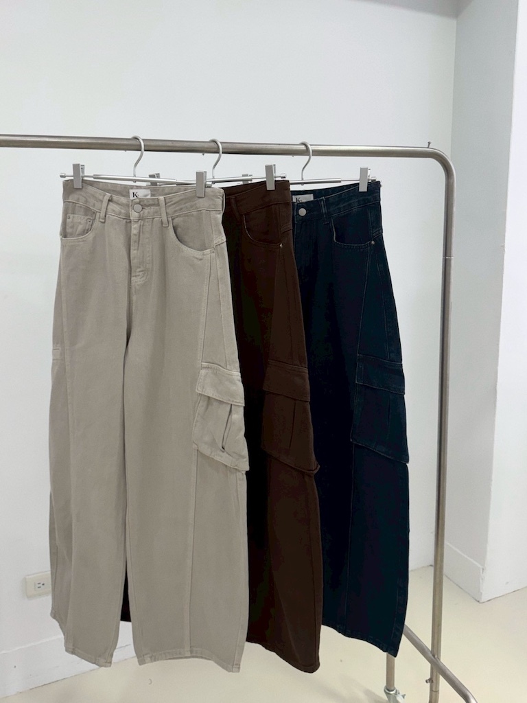 來一件衣櫃裡沒有的小工裝牛仔彎刀褲