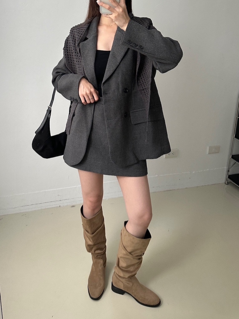 成為焦點！附領巾毛呢西裝外套＋短裙兩件式套裝