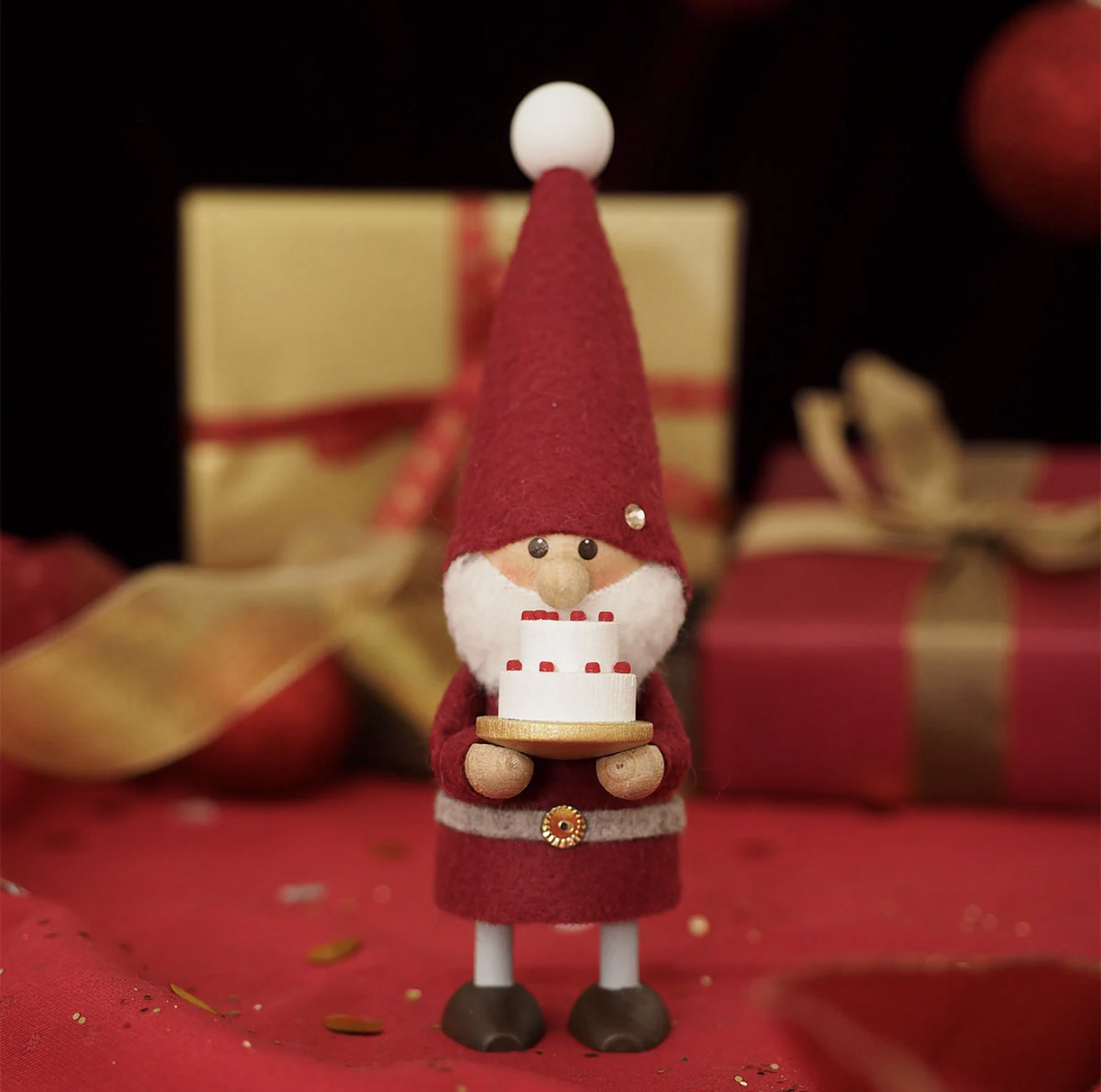 20th Celebration 聖誕老公公拿蛋糕