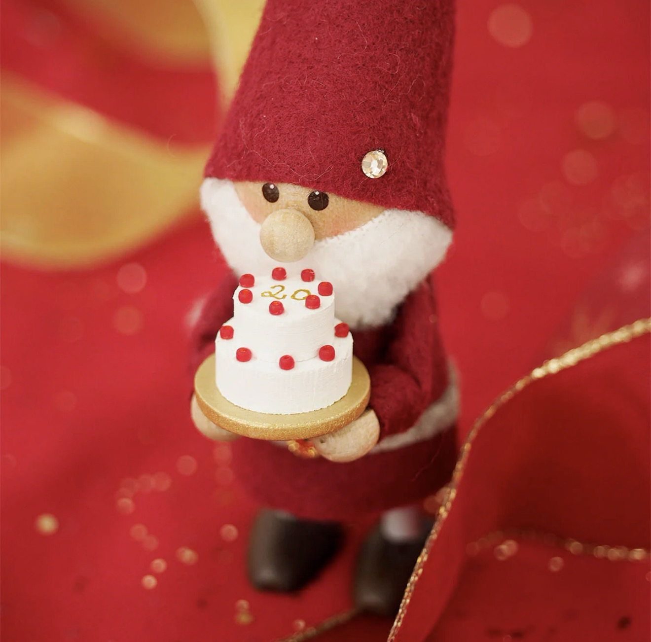 20th Celebration 聖誕老公公拿蛋糕