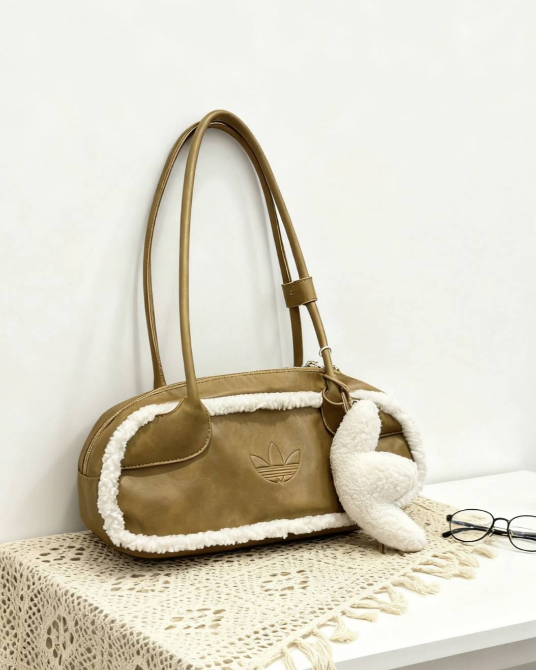 ADIDAS 宋雨琦同款 白棕 毛絨 法棍包 長型包 肩背包