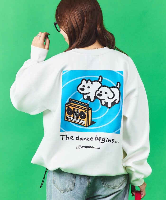 『代購商品』2025AW FREAK'S STORE x matsui 日本 插畫家 松井先生 "dancing" Drawcord Back Print Crew Neck Sweatshirt 聯名 別注款 狗狗 錄音機 跳舞 大學T 1021248901166