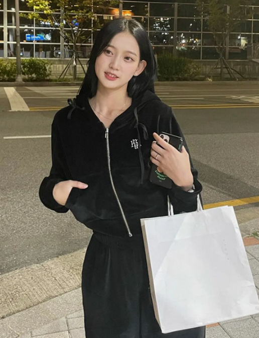 韓國🇰🇷連線 Muah Muah 刺繡天鵝絨運動休閒短版外套 連帽外套 短版 天鵝絨 運動外套 休閒外套 外套 4色(任買兩件711免運)/預購