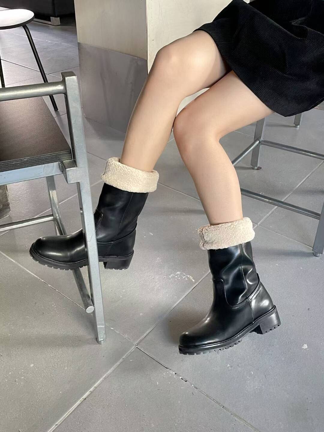 8839皮面反摺羊毛中靴