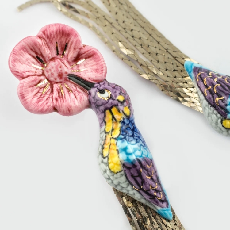 朱紅蜂鳥流蘇瓷耳環