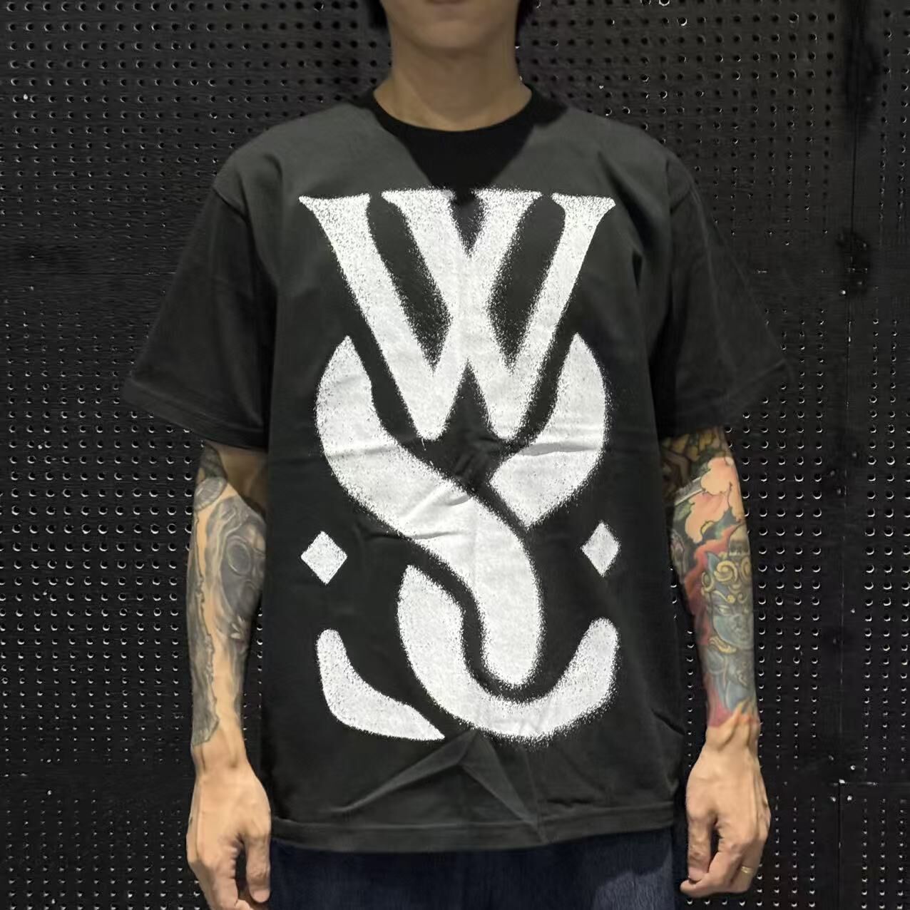 【While She Sleeps】DISCOG EMBLEM T-SHIRT