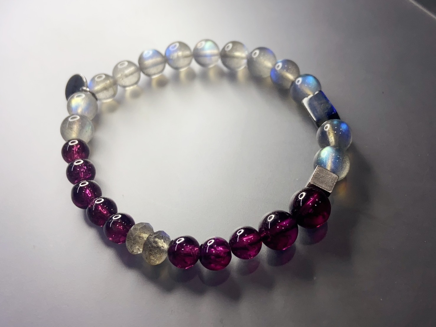 沉光｜紫牙烏紅石榴石與拉長石｜一月誕生石