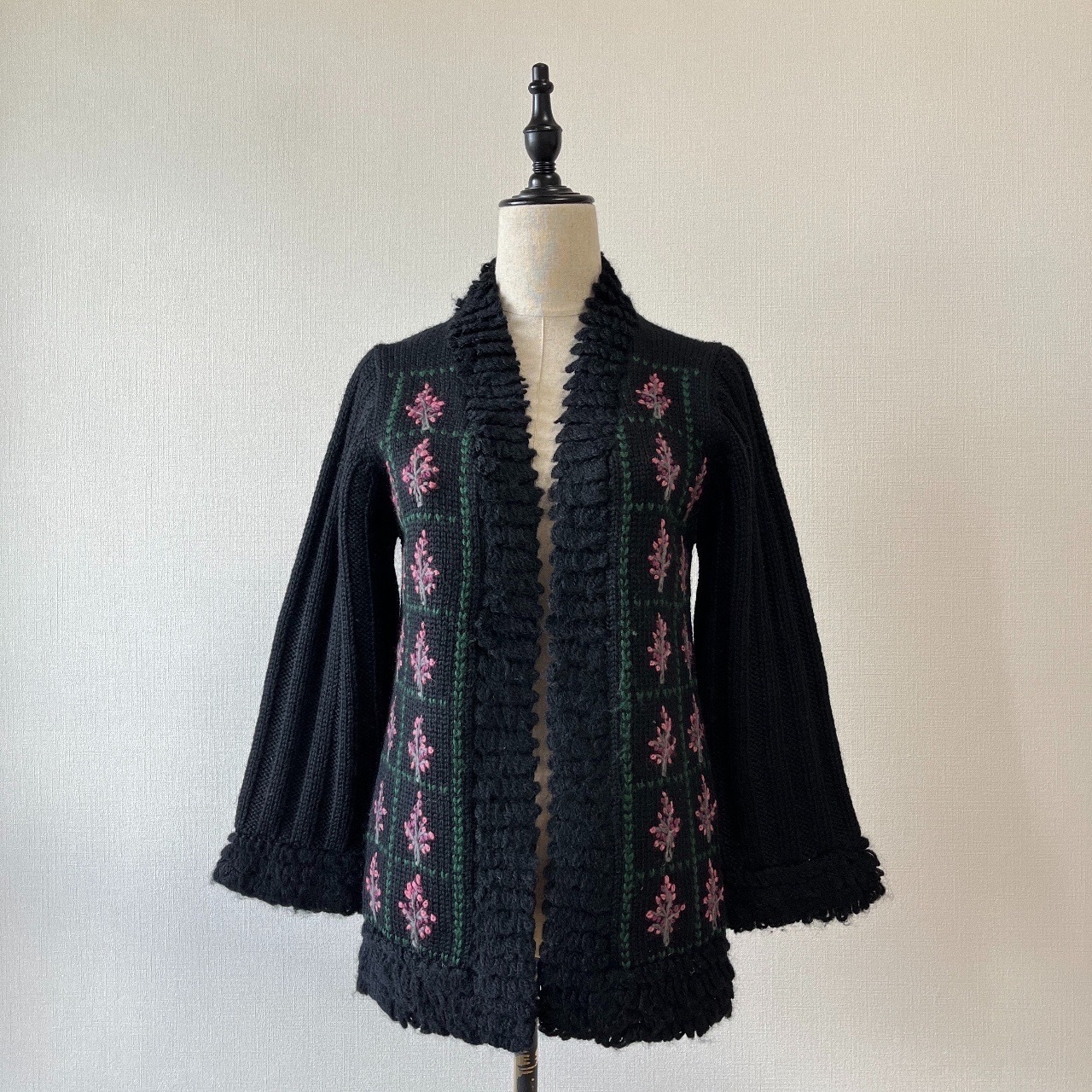 櫻花樹下黑色毛衣外套