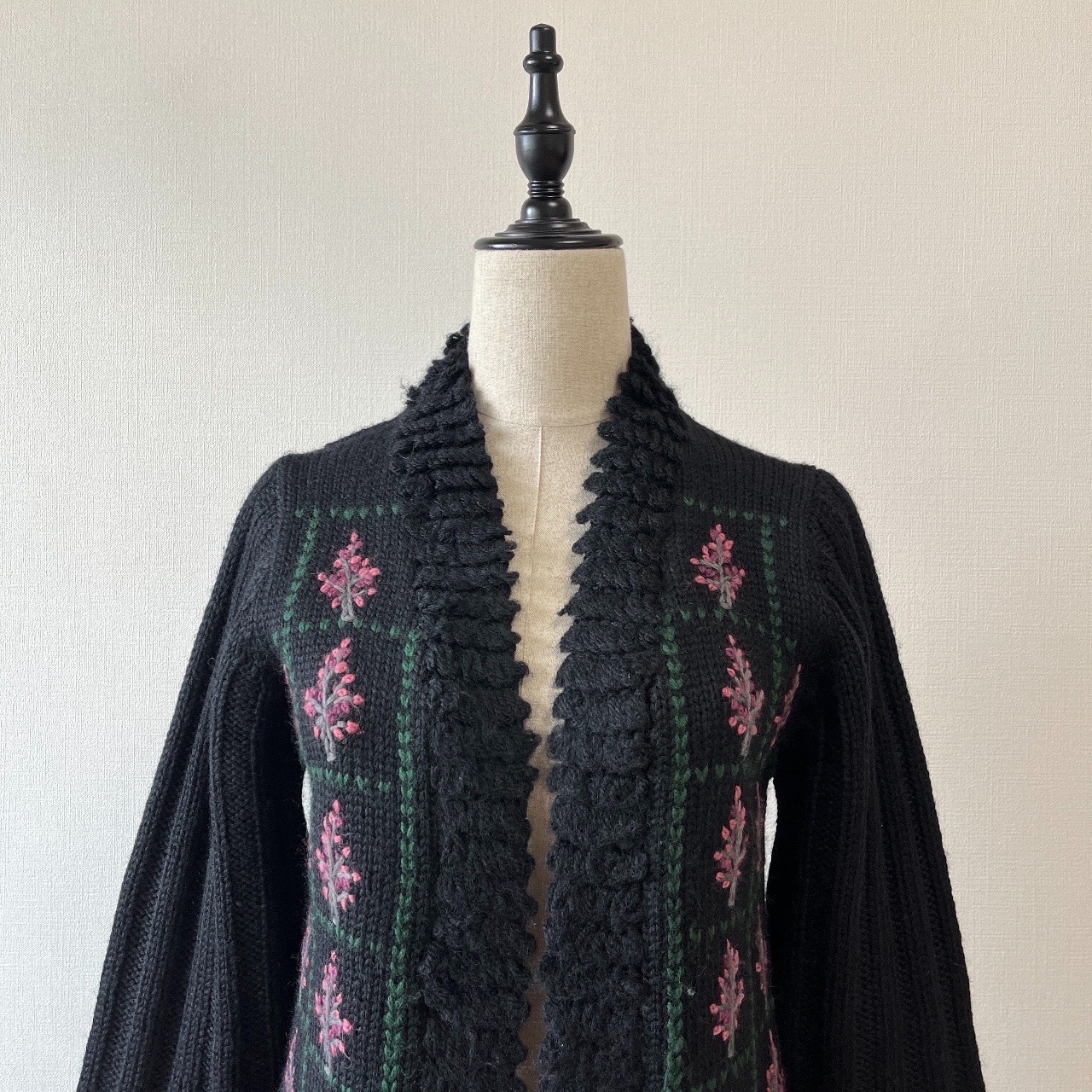 櫻花樹下黑色毛衣外套