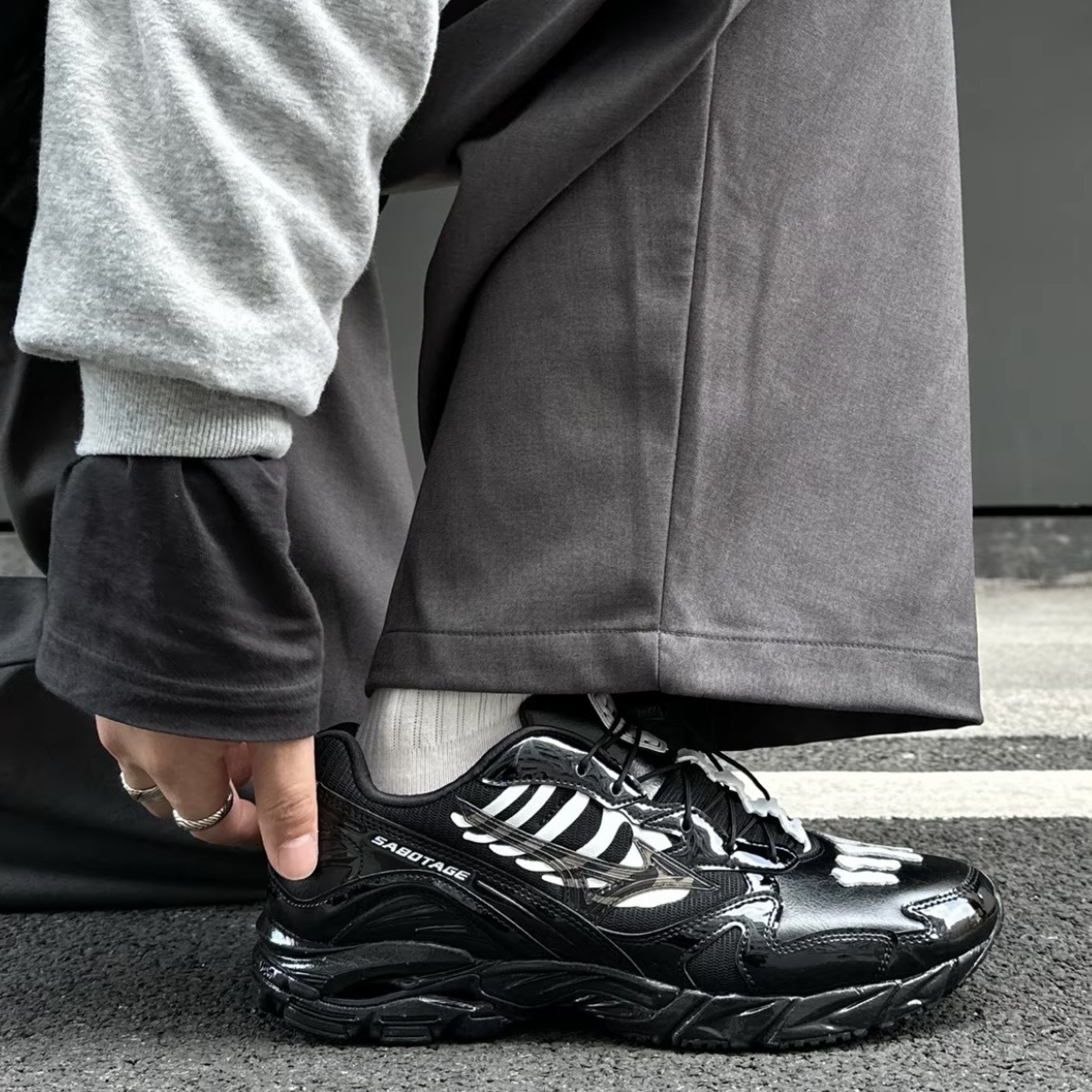 SBTG x MIZUNO WAVE RIDER 10 黑白 白骨 透明LOGO 聯名款 運動 休閒 D1GD252601