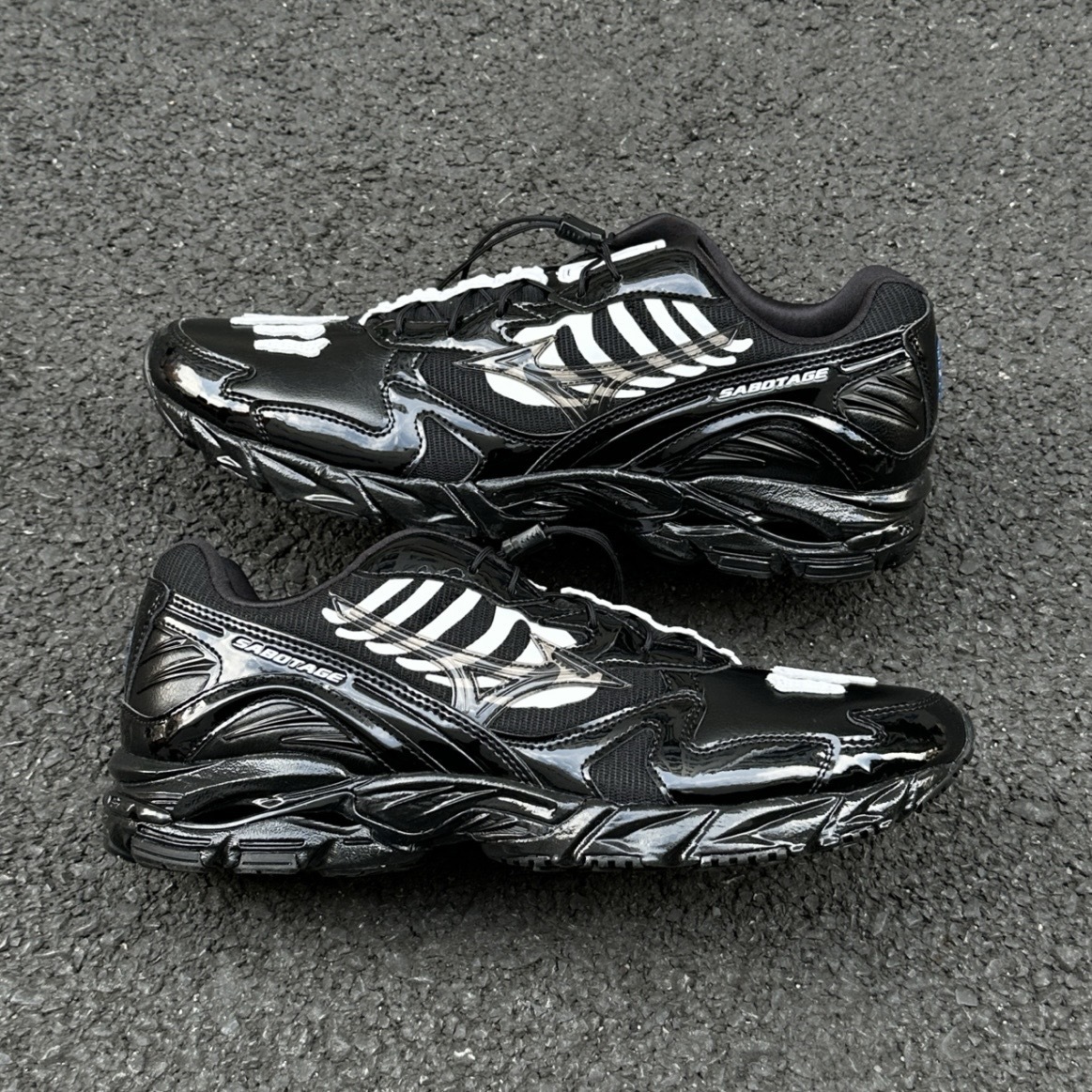 SBTG x MIZUNO WAVE RIDER 10 黑白 白骨 透明LOGO 聯名款 運動 休閒 D1GD252601