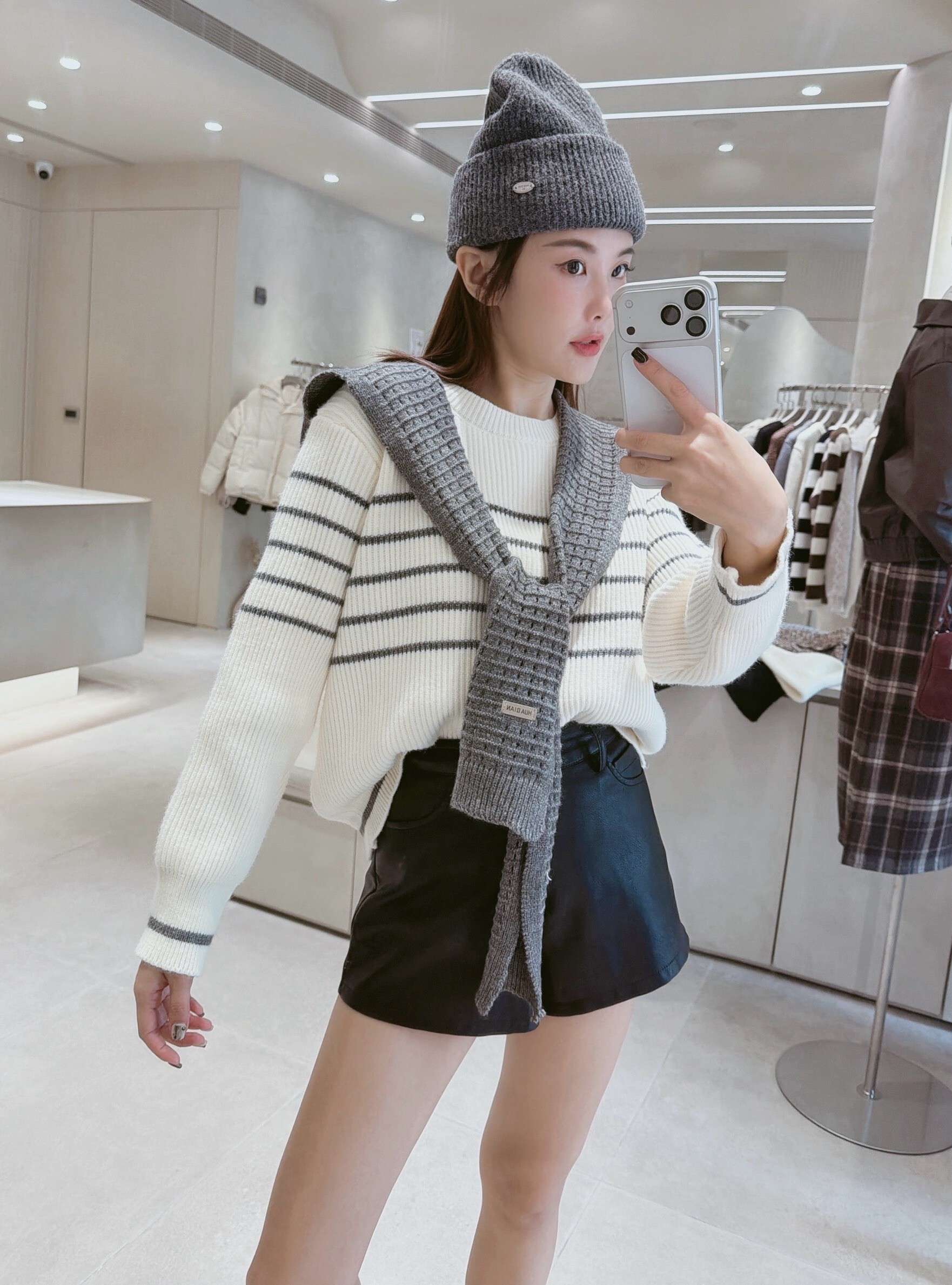 洞洞披肩+橫條針織毛衣