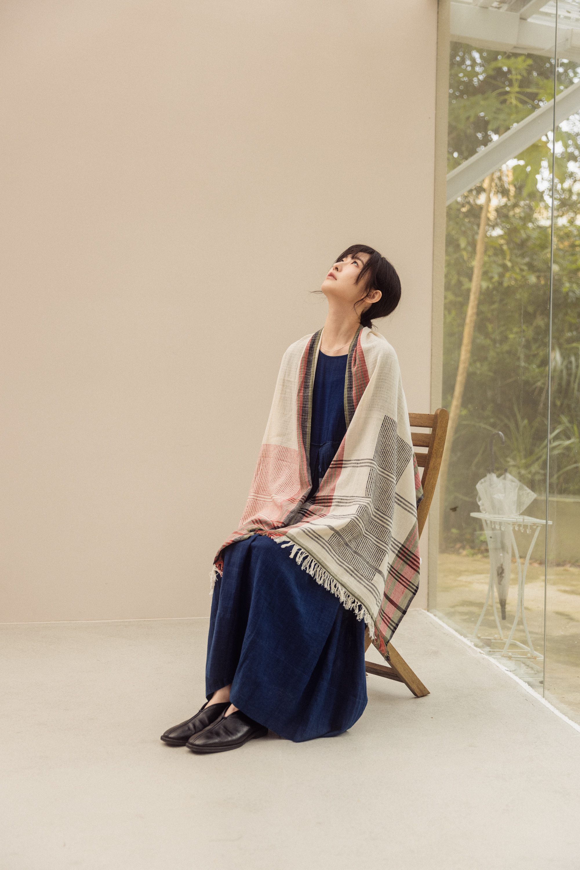 手工織布圍巾披肩_黑紅點點