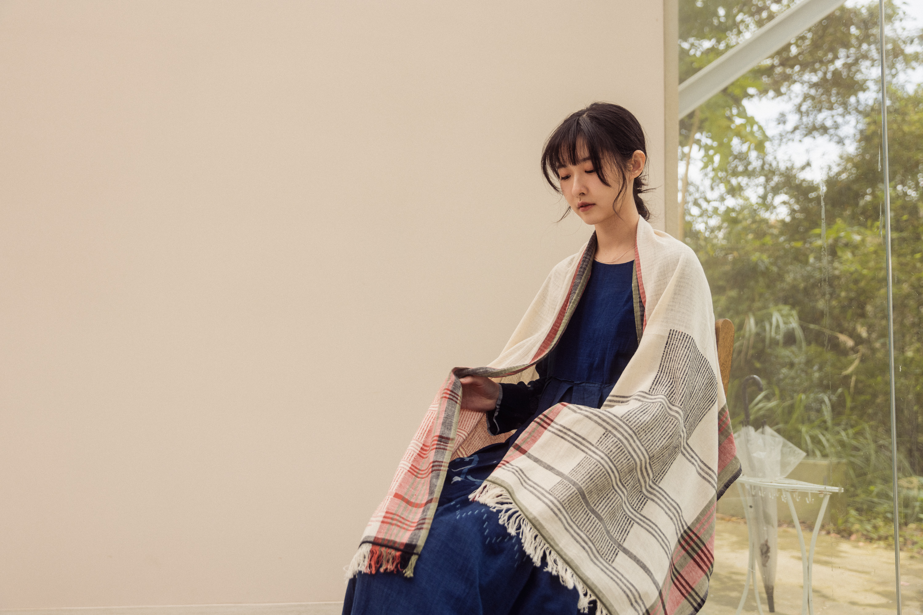 手工織布圍巾披肩_黑紅點點