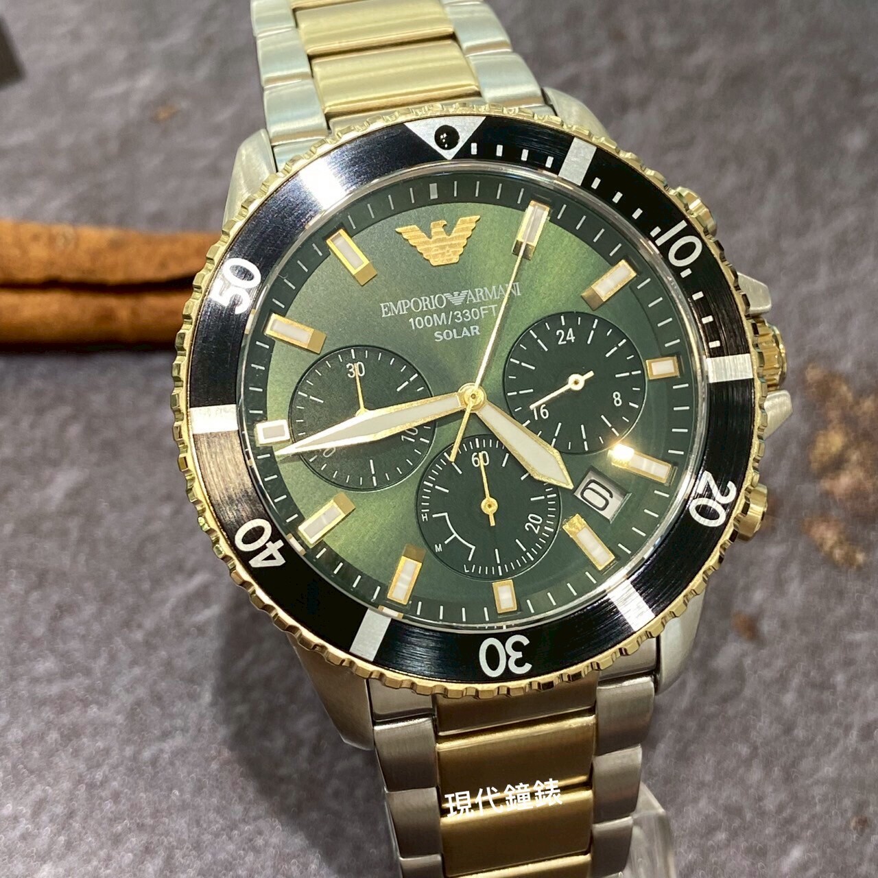 【EMPORIO ARMANI 亞曼尼】綠金三眼太陽能男錶AR11695  42mm 現代鐘錶