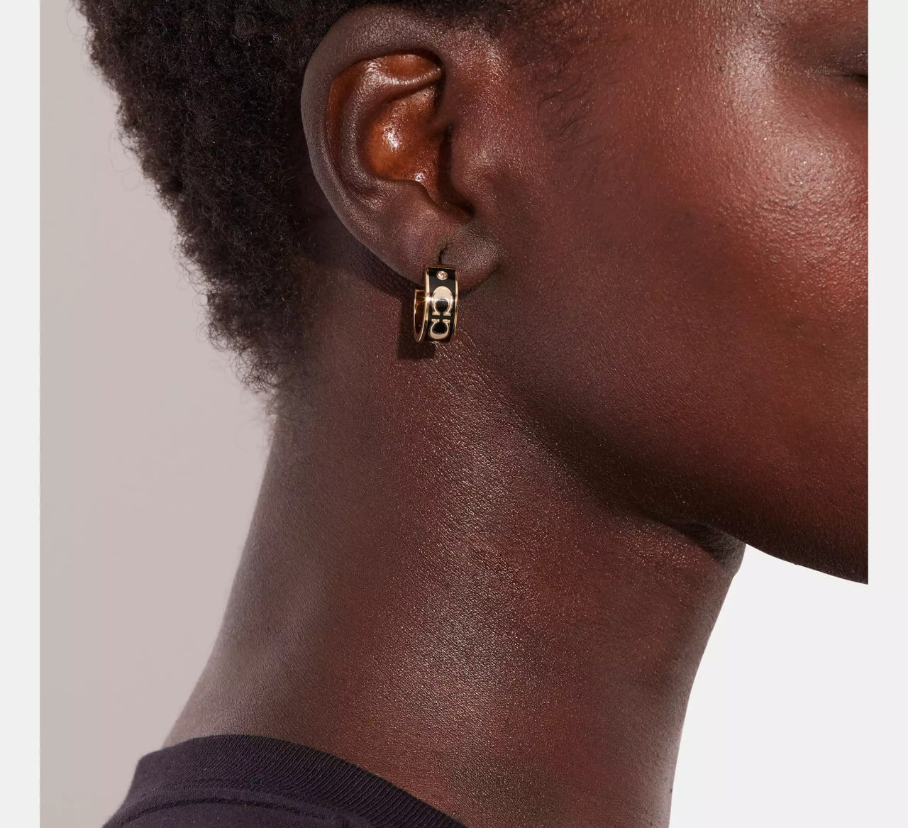 [U] COACH GOLD/BLACK CI903 SIGNATURE ENAMEL HUGGIE EARRINGS, 889295523155 (UCO206)