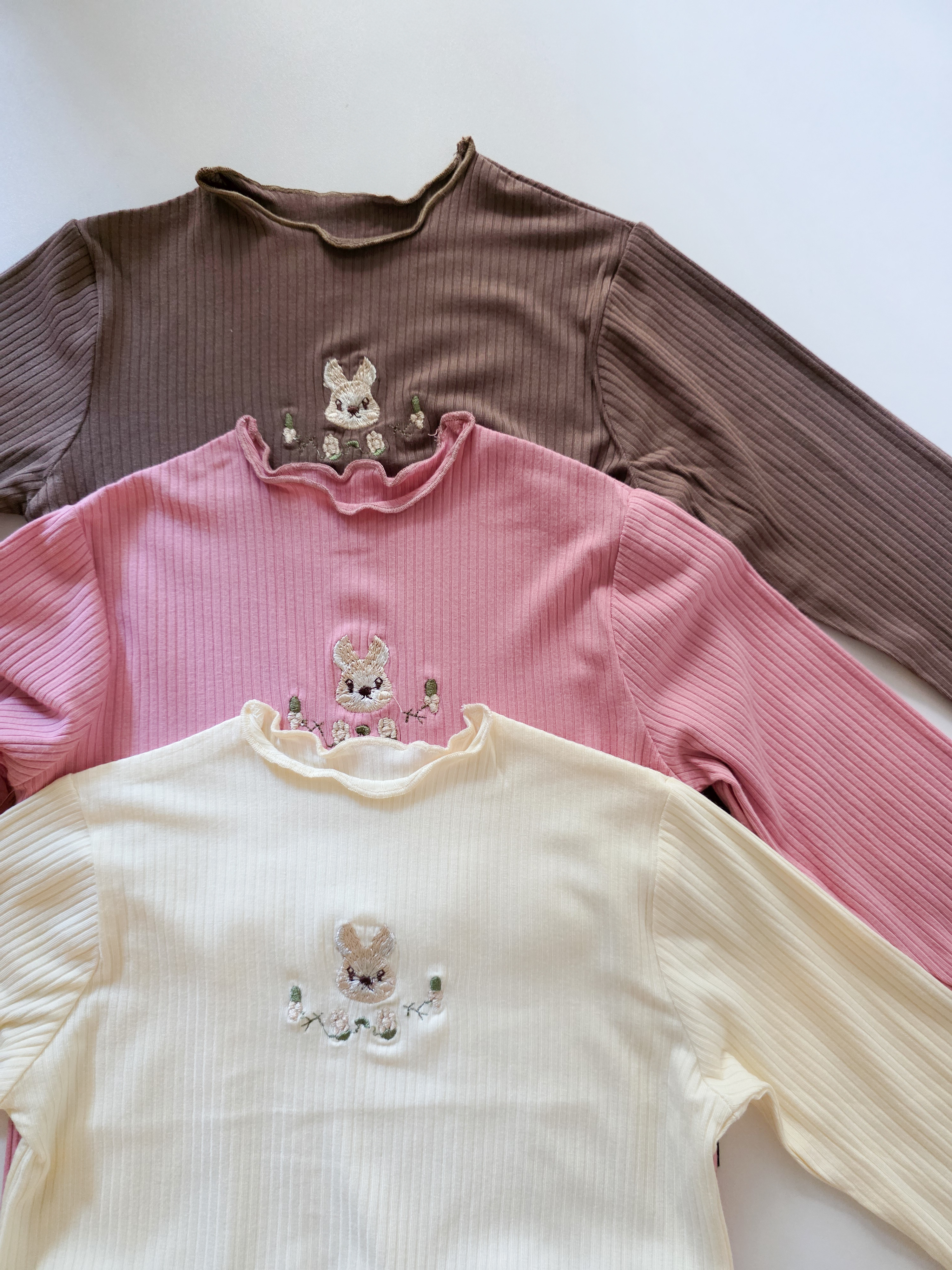 刺繡小兔子木耳邊內搭上衣