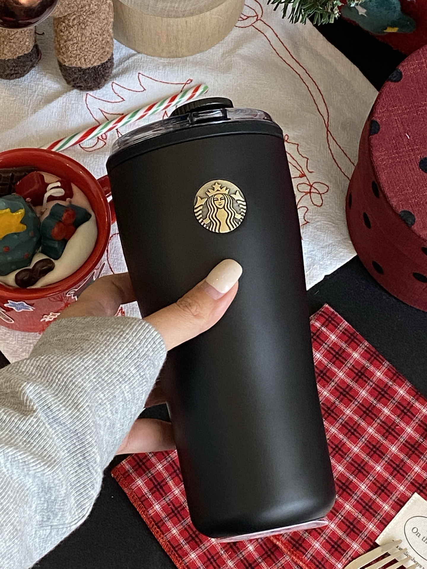 代購-<1000元左右交換禮物>Starbucks星巴克 鎏金系列 不鏽鋼保溫杯 立體燙金logo 黑色 620ml