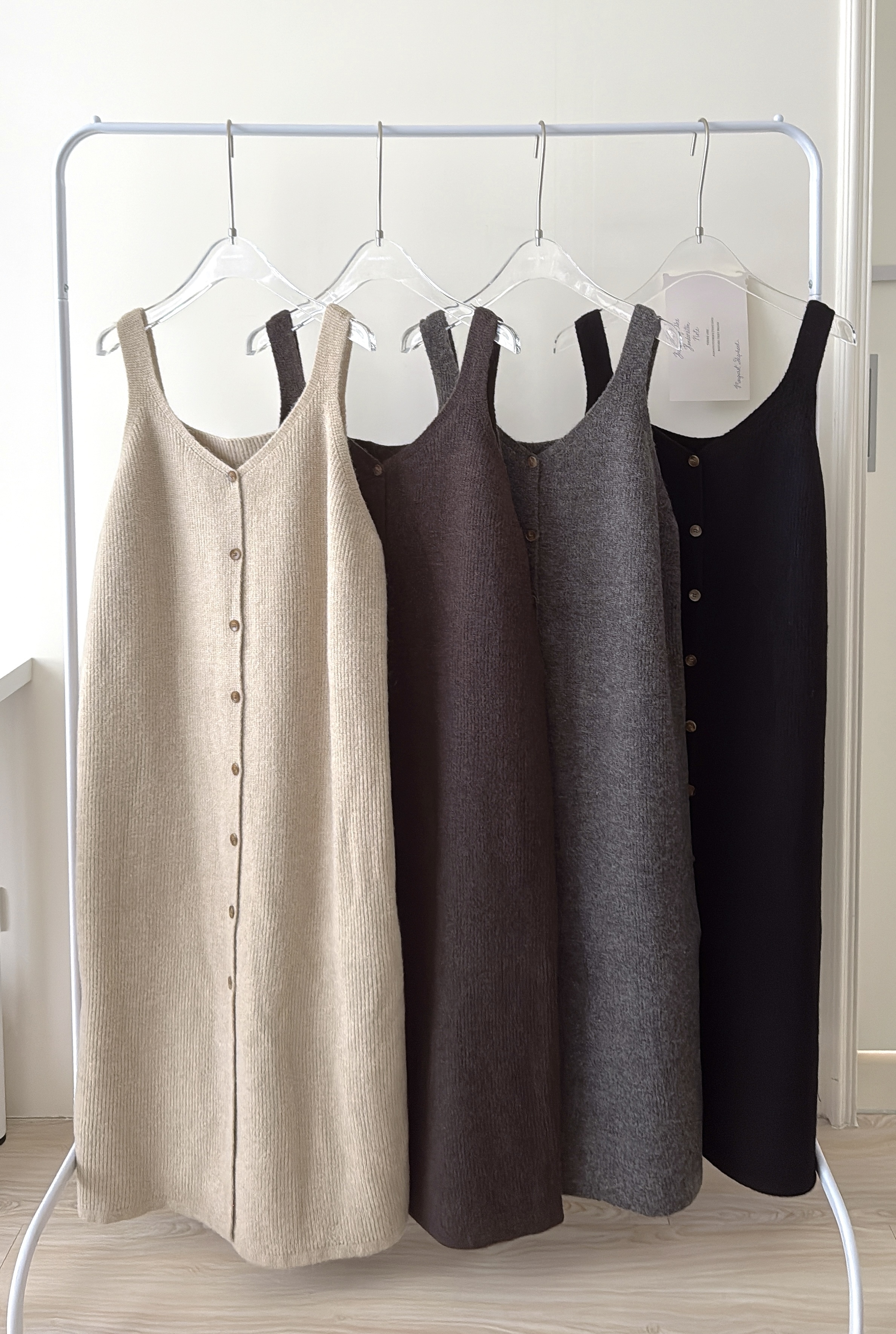 現貨🚚小編私推😍材質超好！冬日氣質長版排扣針織背心洋裝💕共4色