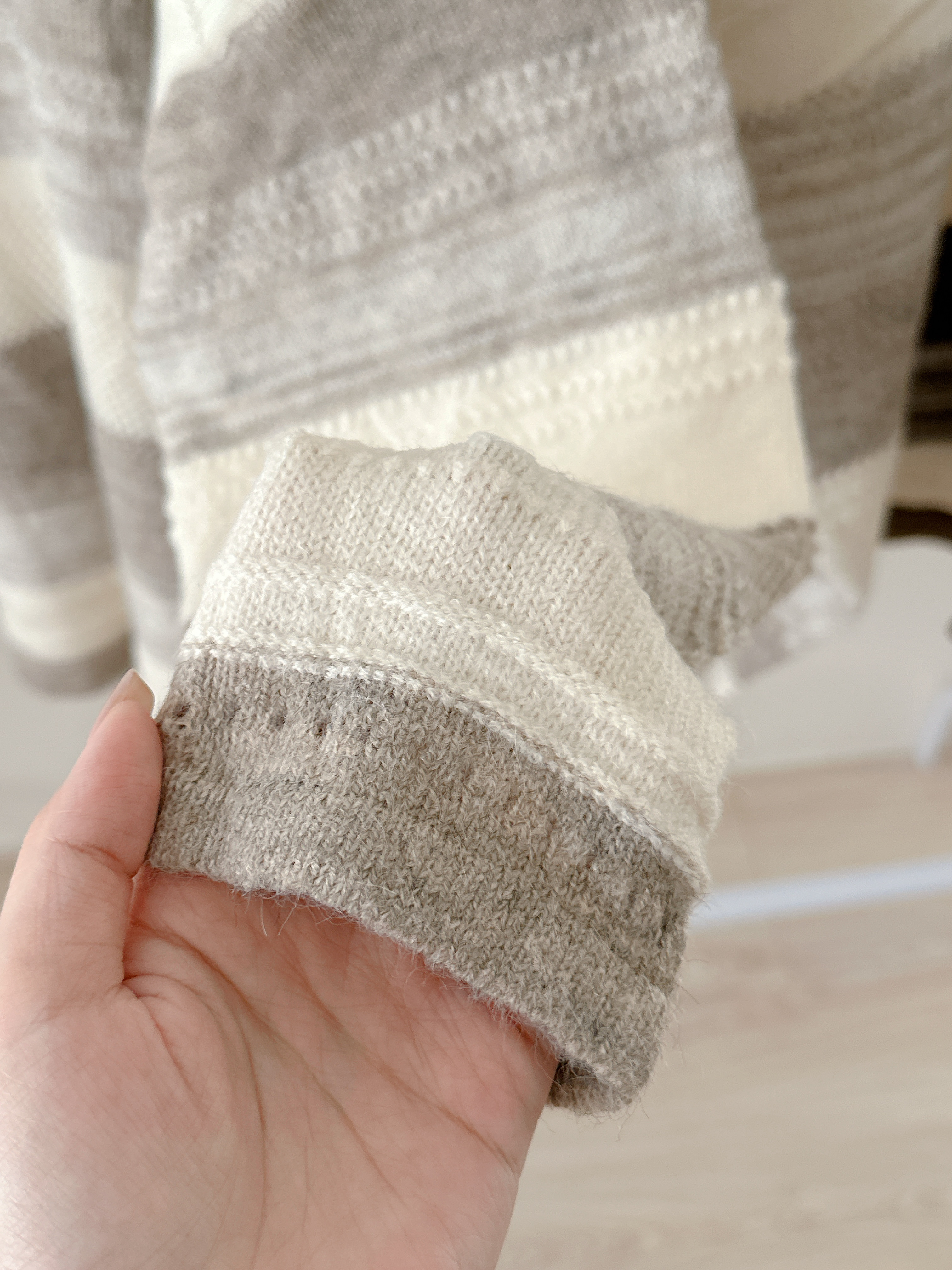 現貨🚚時髦女孩必收！特調漸層拿鐵色條紋針織上衣💕共3色